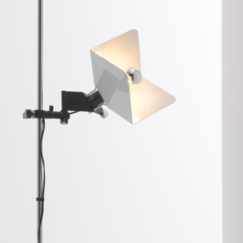 https://objectstorage.ap-seoul-1.oraclecloud.com/n/cnk6gaix2gpw/b/loqoqo-conv/o/stilnovo/triedro-led-floor-lamp/77992.jpg
