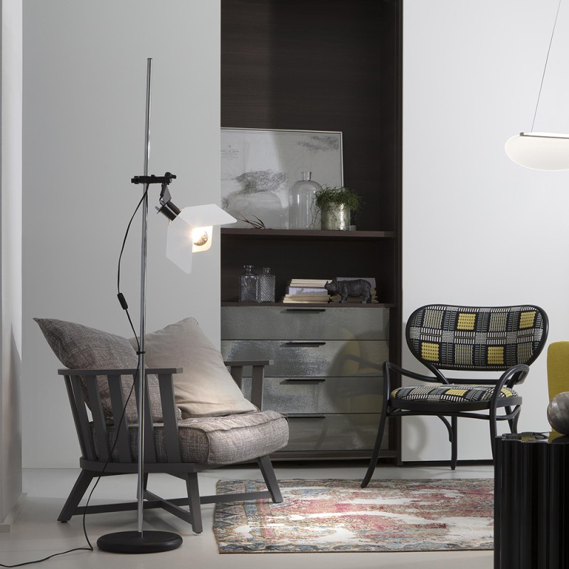 https://objectstorage.ap-seoul-1.oraclecloud.com/n/cnk6gaix2gpw/b/loqoqo-conv/o/stilnovo/triedro-led-floor-lamp/77999.jpg