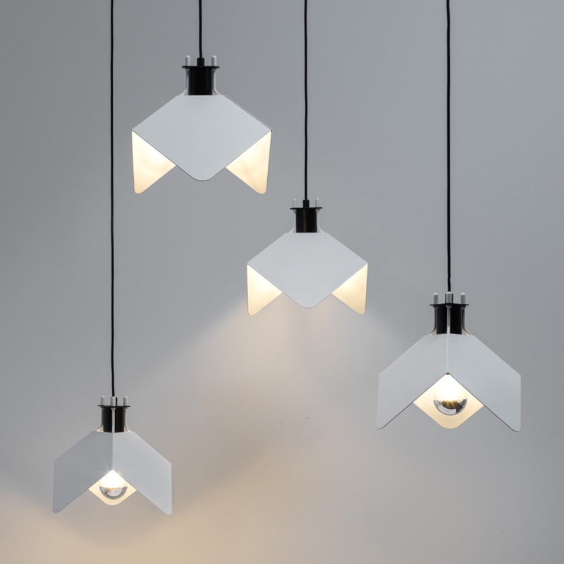 https://objectstorage.ap-seoul-1.oraclecloud.com/n/cnk6gaix2gpw/b/loqoqo-conv/o/stilnovo/triedro-led-suspension-lamp/135738.jpg