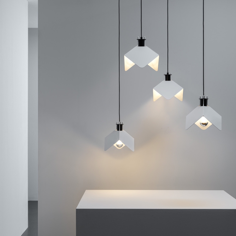 https://objectstorage.ap-seoul-1.oraclecloud.com/n/cnk6gaix2gpw/b/loqoqo-conv/o/stilnovo/triedro-led-suspension-lamp/135740.jpg