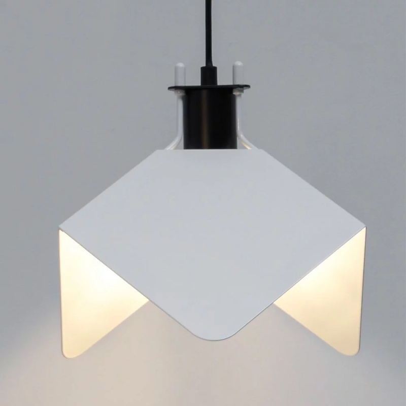 https://objectstorage.ap-seoul-1.oraclecloud.com/n/cnk6gaix2gpw/b/loqoqo-conv/o/stilnovo/triedro-led-suspension-lamp/135742.jpg