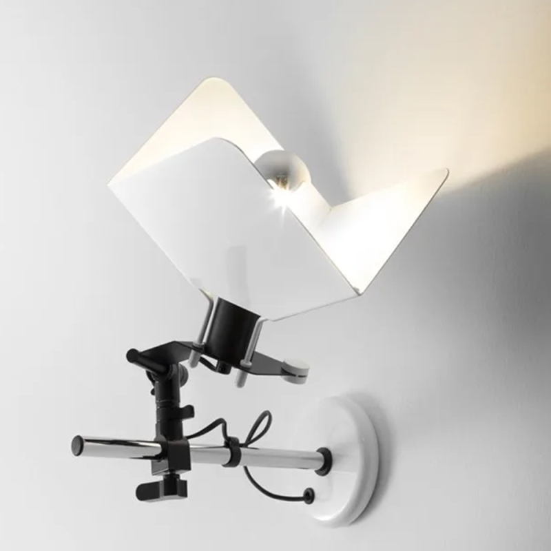 https://objectstorage.ap-seoul-1.oraclecloud.com/n/cnk6gaix2gpw/b/loqoqo-conv/o/stilnovo/triedro-led-wall-lamp/135723.jpg