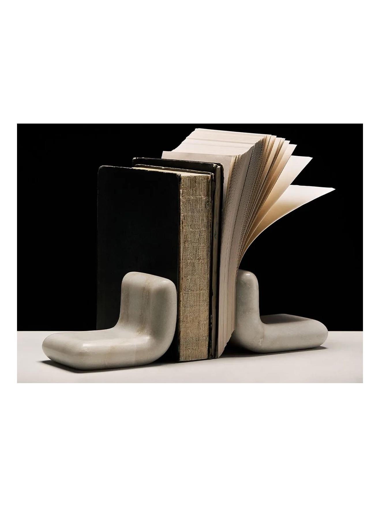 https://objectstorage.ap-seoul-1.oraclecloud.com/n/cnk6gaix2gpw/b/loqoqo-conv/o/tom-dixon/swirl-bookends-set-of-2/tom-dixon-stone-bookends-white-x-2-3.jpg