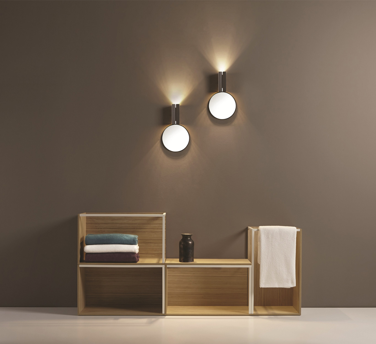 https://objectstorage.ap-seoul-1.oraclecloud.com/n/cnk6gaix2gpw/b/loqoqo-conv/o/tooy/specula-515-46-wall-lamp/specula_515.46_wall_lamp.jpg