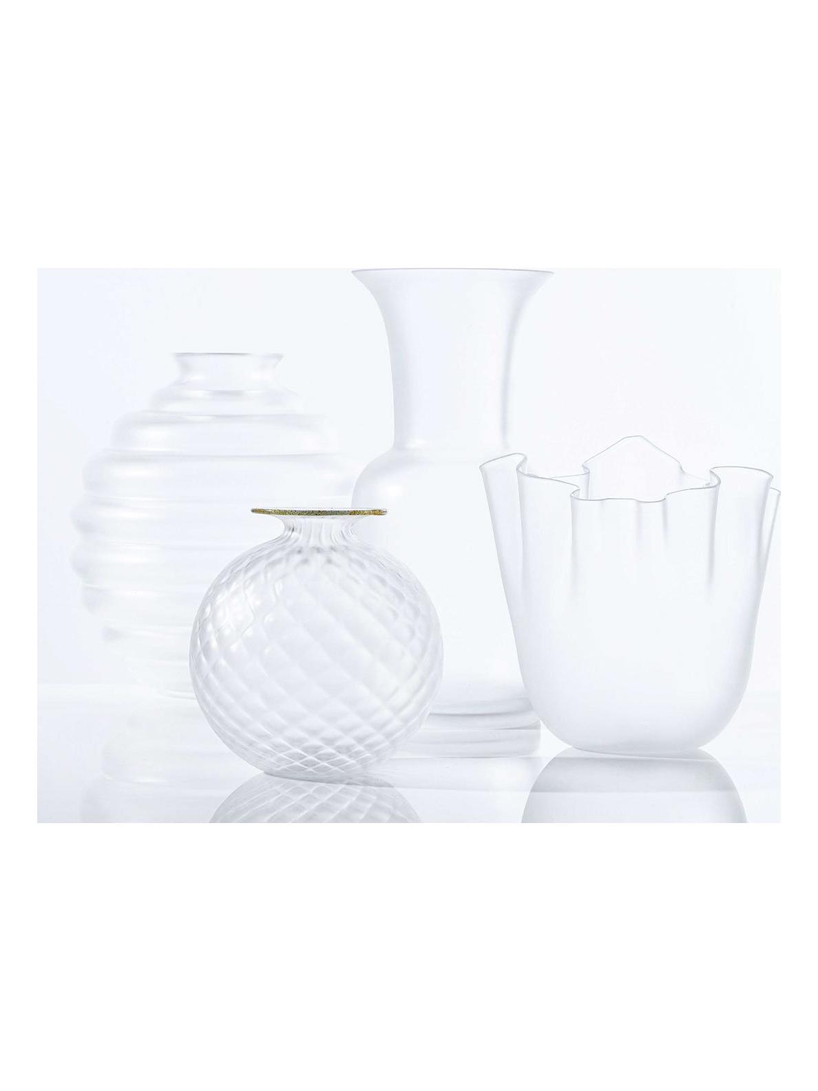 https://objectstorage.ap-seoul-1.oraclecloud.com/n/cnk6gaix2gpw/b/loqoqo-conv/o/venini/deco-707-10-sandblasted-vase-crystal/deco-2.jpg