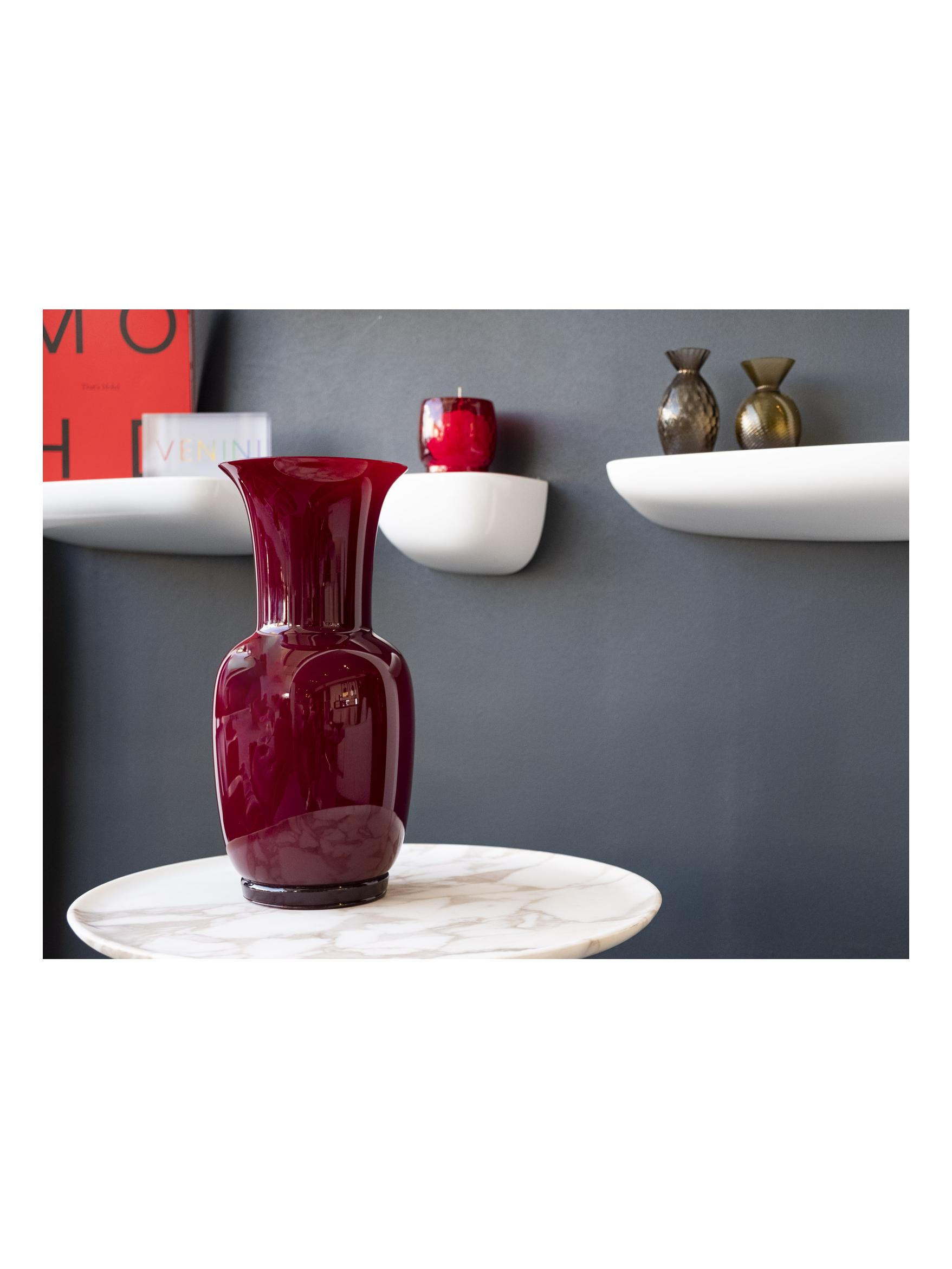 https://objectstorage.ap-seoul-1.oraclecloud.com/n/cnk6gaix2gpw/b/loqoqo-conv/o/venini/opalino-706-22-vase-oxblood-amethyst-l-e/vase-opalino-706-22-venini-x-mohd-4.jpg