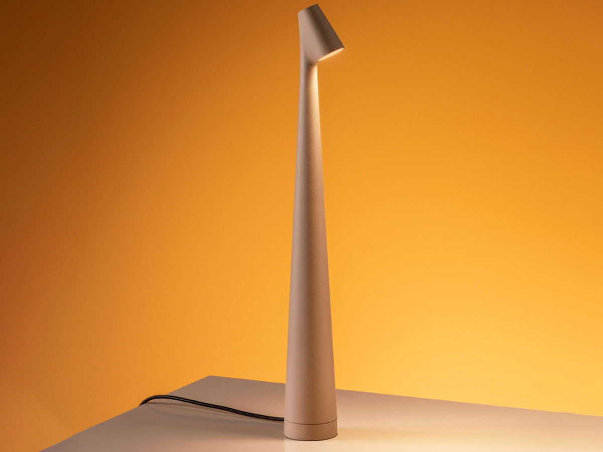 https://objectstorage.ap-seoul-1.oraclecloud.com/n/cnk6gaix2gpw/b/loqoqo-conv/o/vibia/africa-portable-table-lamp-5585/africa-vibia-beige-light_2.jpg