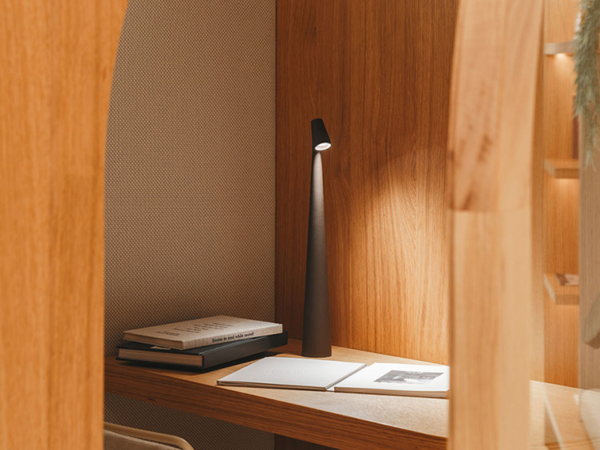 https://objectstorage.ap-seoul-1.oraclecloud.com/n/cnk6gaix2gpw/b/loqoqo-conv/o/vibia/africa-portable-table-lamp-5585/africa-vibia-brown_2.jpg