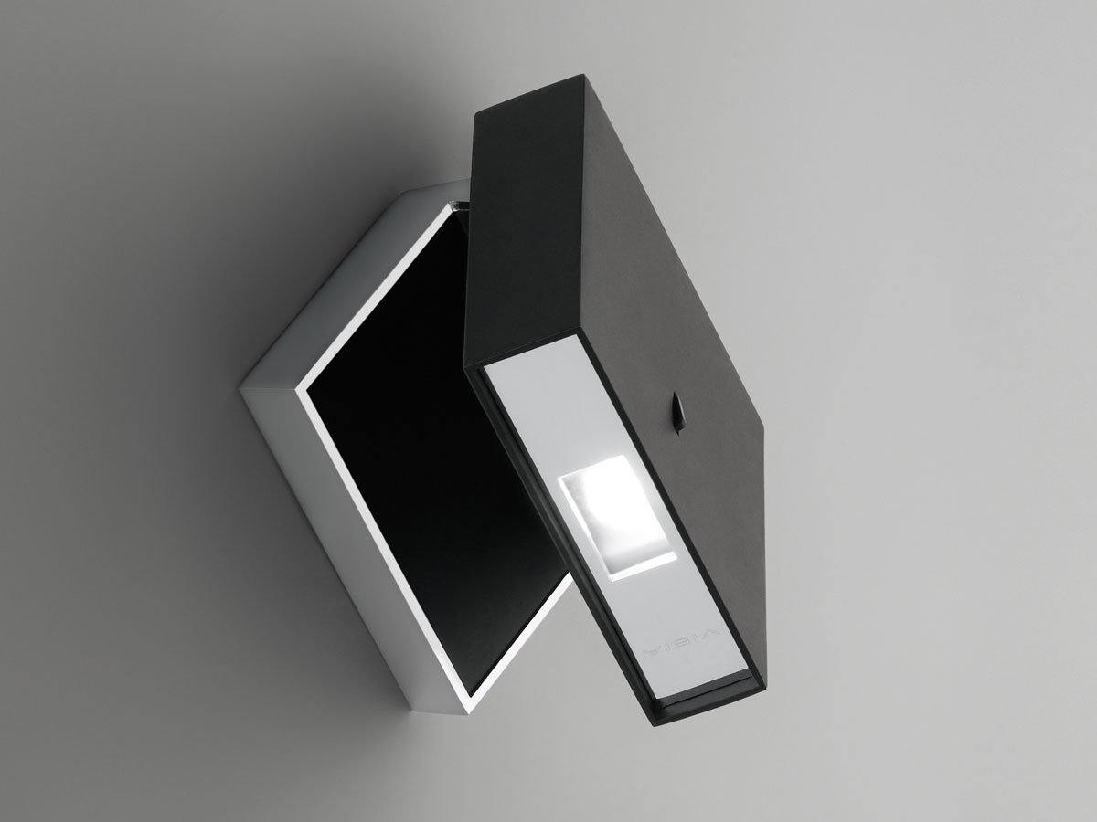 https://objectstorage.ap-seoul-1.oraclecloud.com/n/cnk6gaix2gpw/b/loqoqo-conv/o/vibia/alpha-7940-wall-lamp/alpha-7940-chrome-blk.jpg