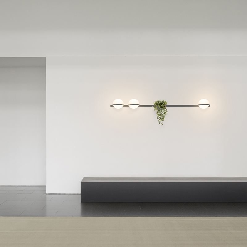 https://objectstorage.ap-seoul-1.oraclecloud.com/n/cnk6gaix2gpw/b/loqoqo-conv/o/vibia/wall-lamp-palma-triple-light-and-vase/129820.jpg