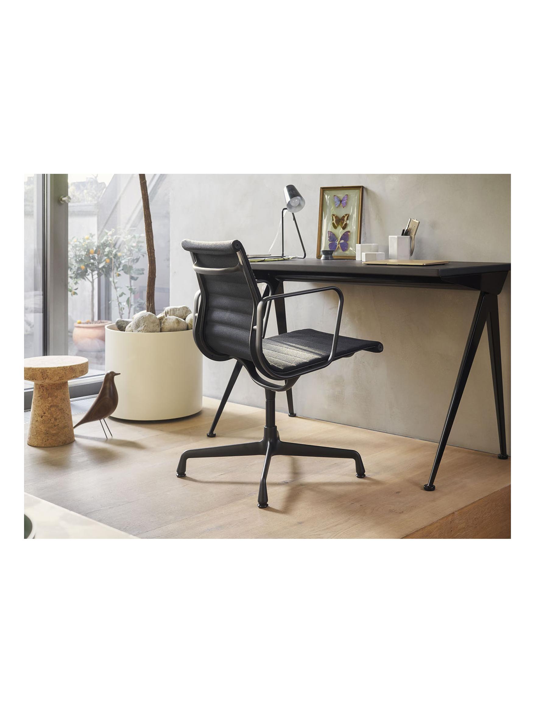 https://objectstorage.ap-seoul-1.oraclecloud.com/n/cnk6gaix2gpw/b/loqoqo-conv/o/vitra/ea-107-aluminium-chair-black-coated-powder-base-chocolate-leather/vitra_ea_107_black_powder_aluminium_0005Livello_4.jpg
