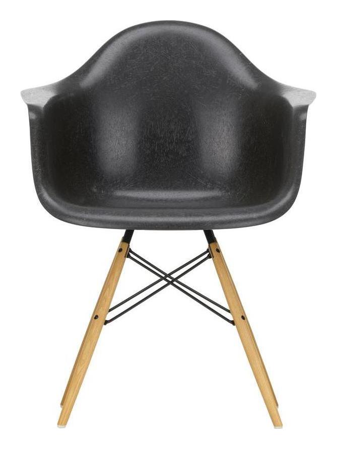 Eames Fiberglass Armchair DAW