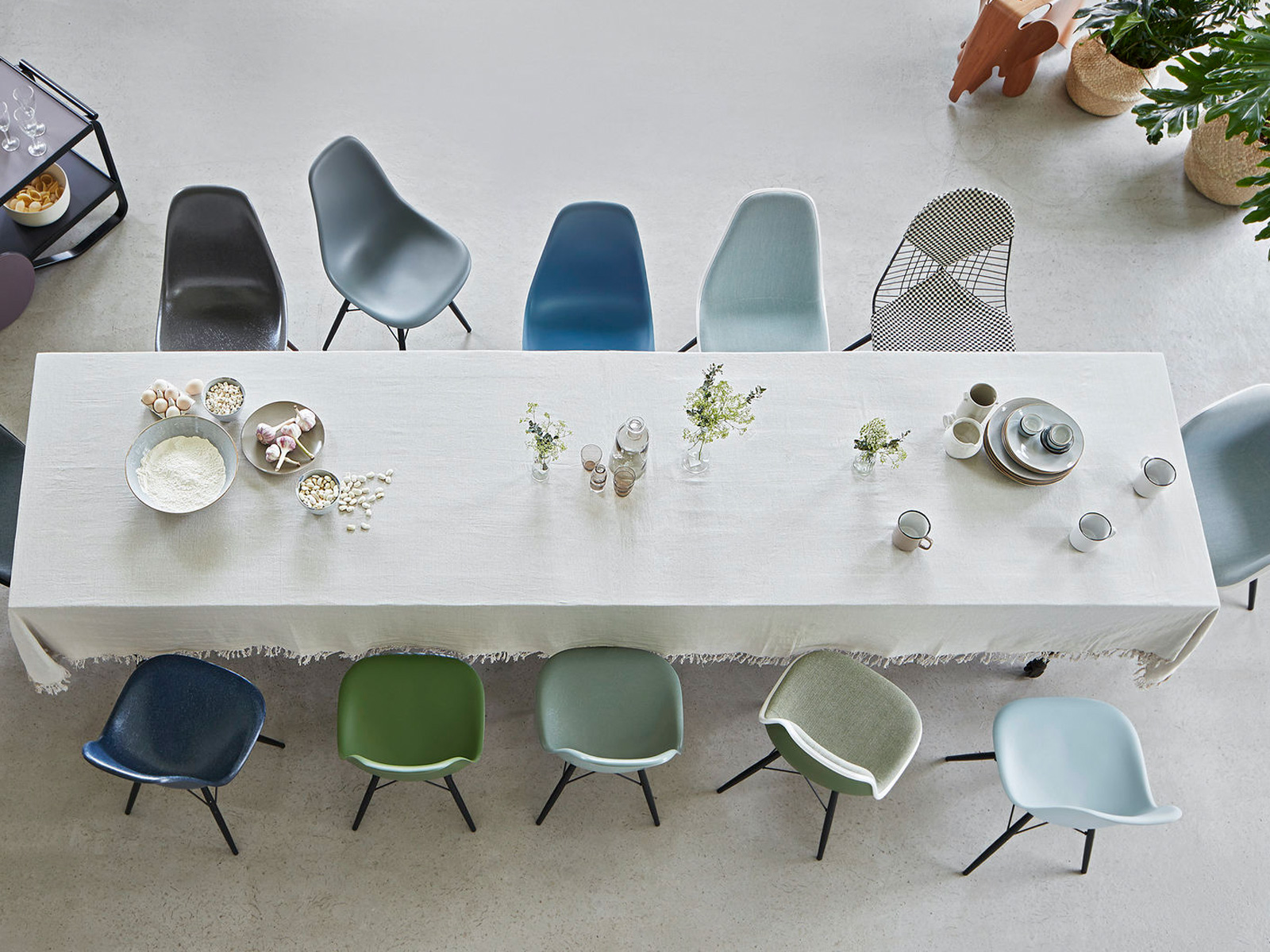 https://objectstorage.ap-seoul-1.oraclecloud.com/n/cnk6gaix2gpw/b/loqoqo-conv/o/vitra/eames-fiberglass-side-chair-dsr-basic-dark/dsw_black_maple4_2.jpg