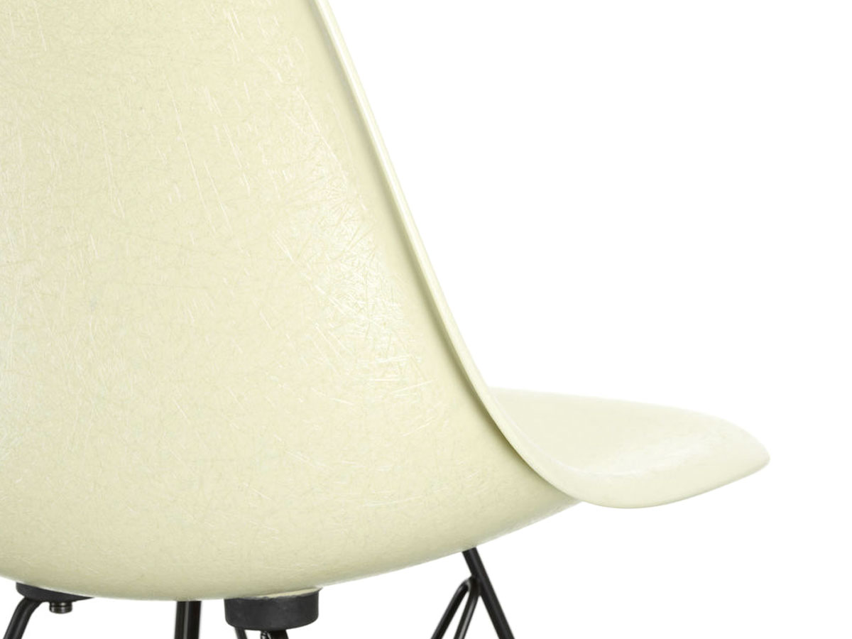 https://objectstorage.ap-seoul-1.oraclecloud.com/n/cnk6gaix2gpw/b/loqoqo-conv/o/vitra/eames-fiberglass-side-chair-dsr-basic-dark/vitra-eames-fiberglass-chairs-detail.jpg