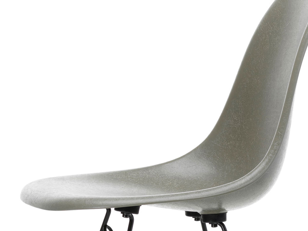 https://objectstorage.ap-seoul-1.oraclecloud.com/n/cnk6gaix2gpw/b/loqoqo-conv/o/vitra/eames-fiberglass-side-chair-dsr-basic-dark/vitra-eames-fiberglass-chairs-detail4.jpg