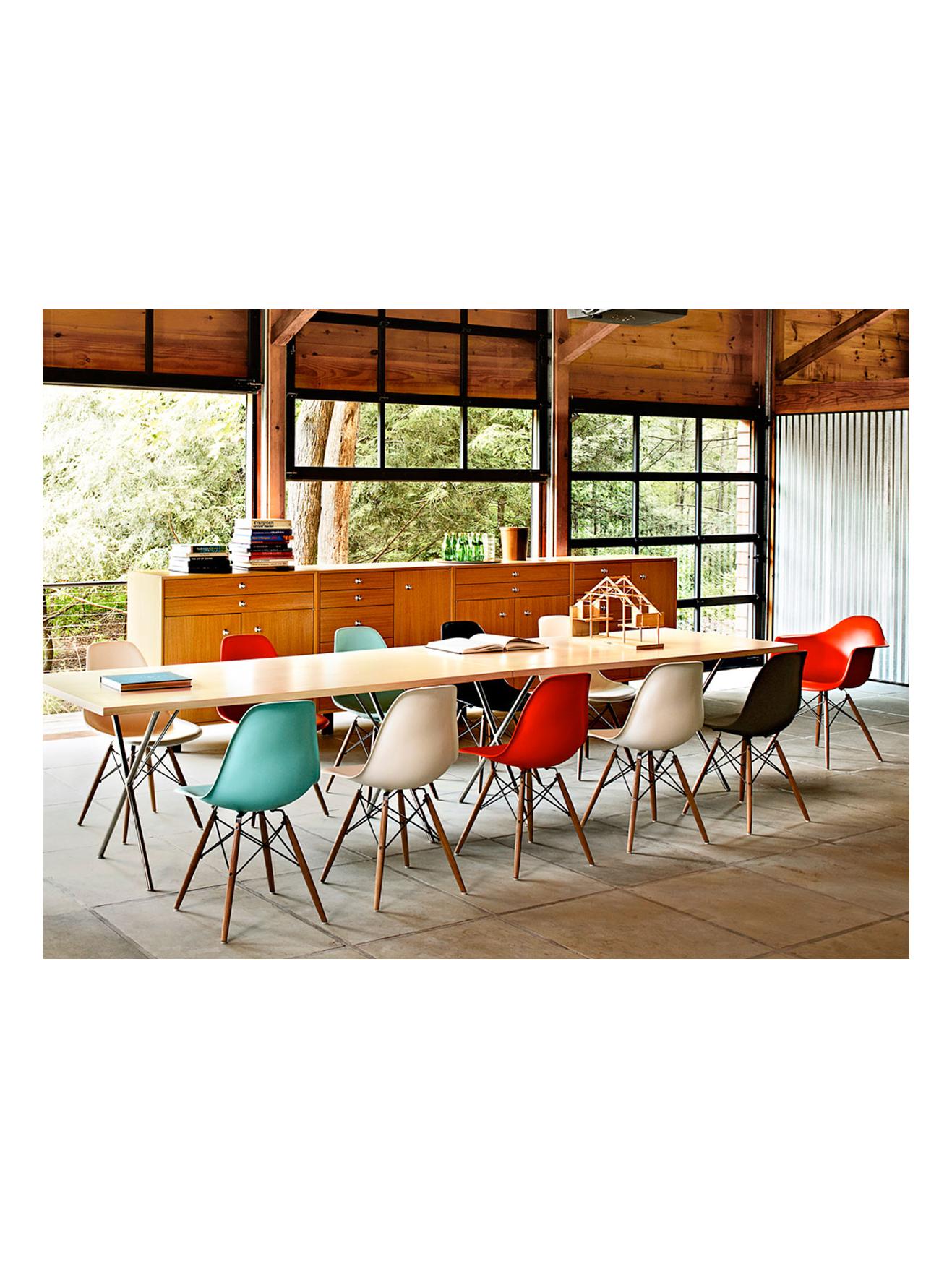 https://objectstorage.ap-seoul-1.oraclecloud.com/n/cnk6gaix2gpw/b/loqoqo-conv/o/vitra/eames-fiberglass-side-chair-dsw-black-maple/eames-fiberglass-side-chair-dsw-context_1_1.jpg