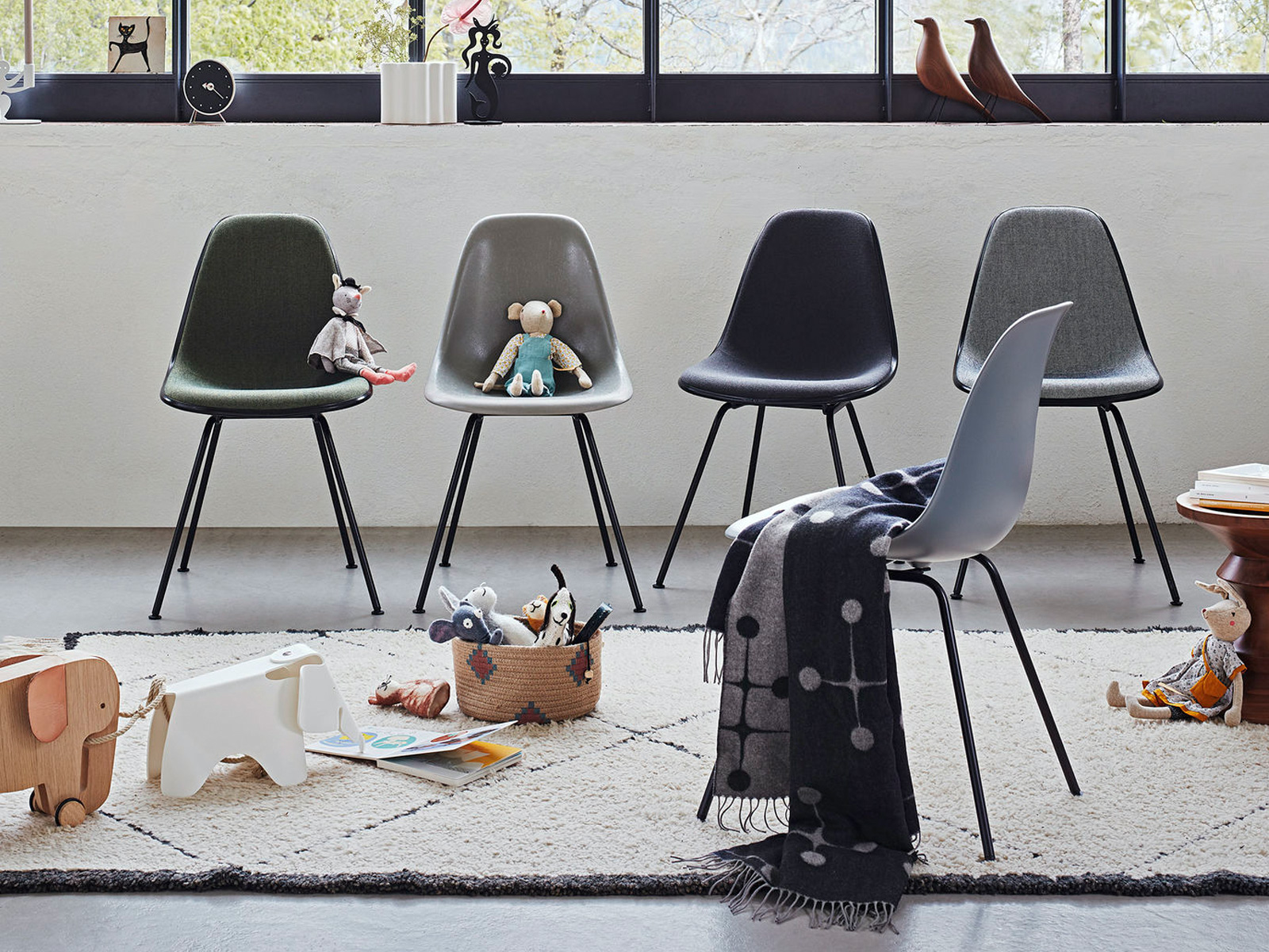 https://objectstorage.ap-seoul-1.oraclecloud.com/n/cnk6gaix2gpw/b/loqoqo-conv/o/vitra/eames-fiberglass-side-chair-dsx-basic-dark/basic_dsx.jpg