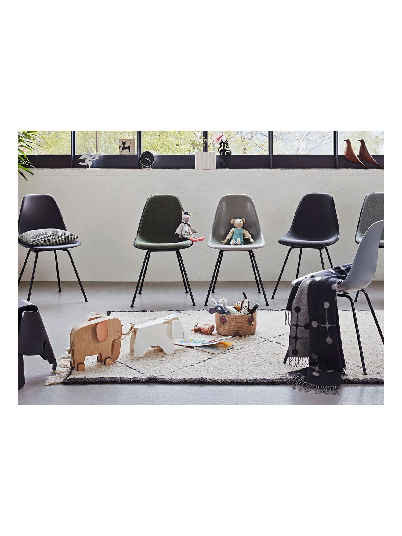https://objectstorage.ap-seoul-1.oraclecloud.com/n/cnk6gaix2gpw/b/loqoqo-conv/o/vitra/eames-plastic-side-chair-re-dsr-basic-dark-base/eames-plastic-side-chair-dsx1-9787.jpg