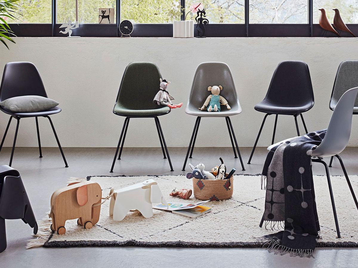 https://objectstorage.ap-seoul-1.oraclecloud.com/n/cnk6gaix2gpw/b/loqoqo-conv/o/vitra/eames-plastic-side-chair-re-dsw-black-maple-base/eames-plastic-side-chair-dsx1-4803.jpg