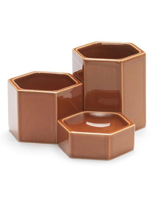 https://objectstorage.ap-seoul-1.oraclecloud.com/n/cnk6gaix2gpw/b/loqoqo-conv/o/vitra/hexagonal-containers-set-3/hexagonal-containers-orange-vitra-2.jpg