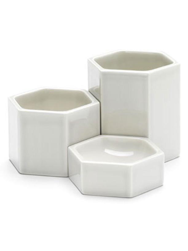 https://objectstorage.ap-seoul-1.oraclecloud.com/n/cnk6gaix2gpw/b/loqoqo-conv/o/vitra/hexagonal-containers-set-3/hexagonal-containers-white-vitra-2.jpg