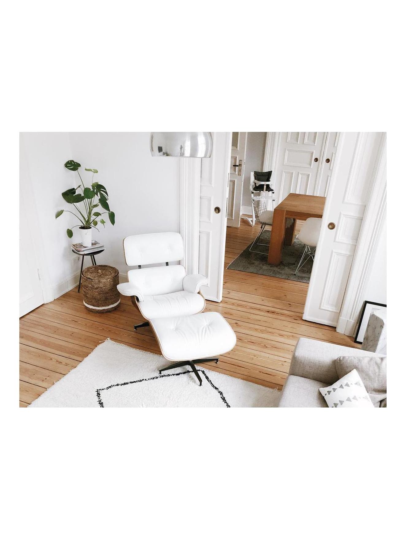 https://objectstorage.ap-seoul-1.oraclecloud.com/n/cnk6gaix2gpw/b/loqoqo-conv/o/vitra/lounge-chair-with-ottoman-white-version/5f84852f-67ed-4fae-b04b-6355e7469080.jpg