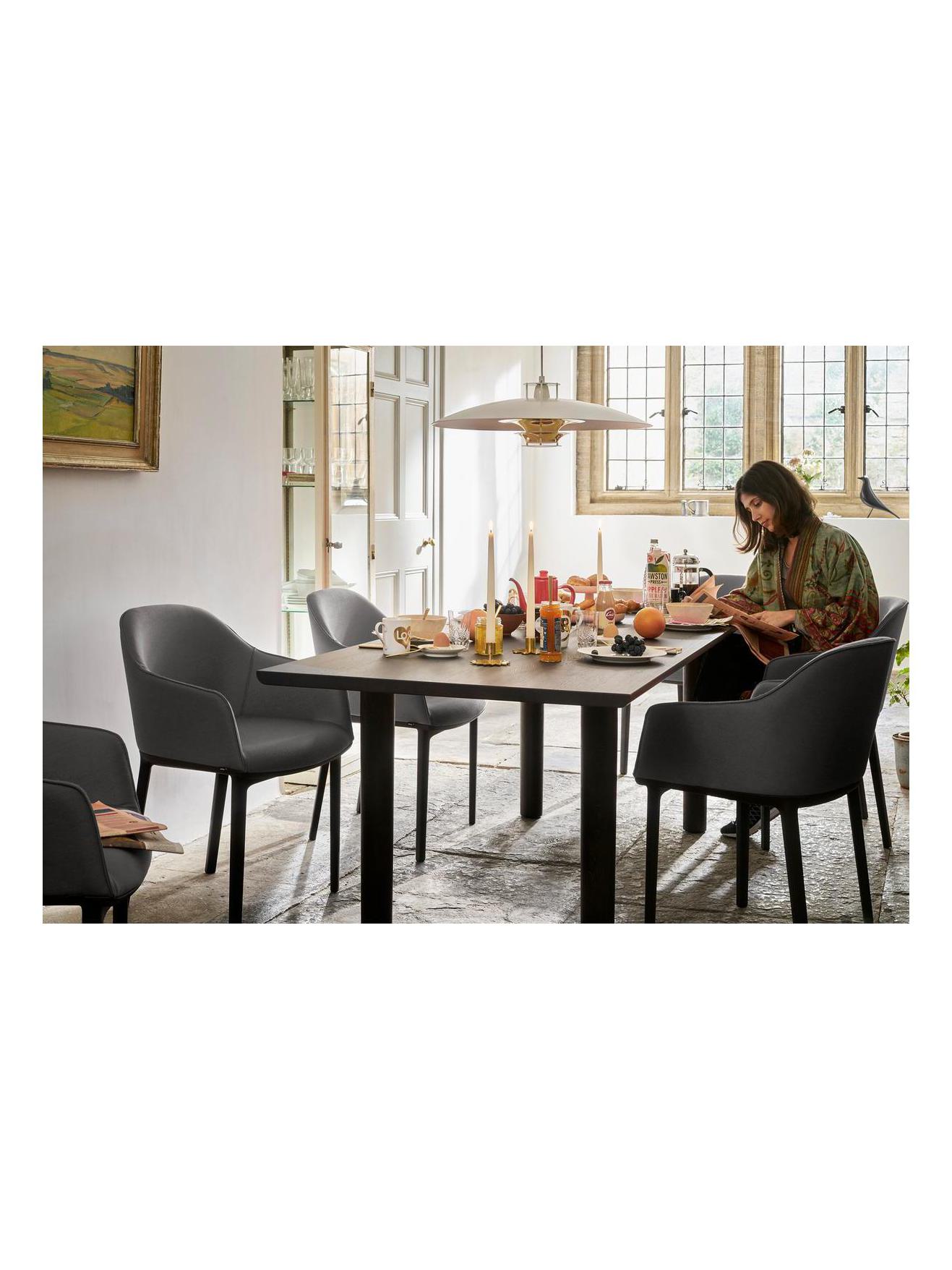 https://objectstorage.ap-seoul-1.oraclecloud.com/n/cnk6gaix2gpw/b/loqoqo-conv/o/vitra/softshell-chair-with-four-legged-base/b87bd701-d4b5-4dbd-bead-5258836884e1.jpg