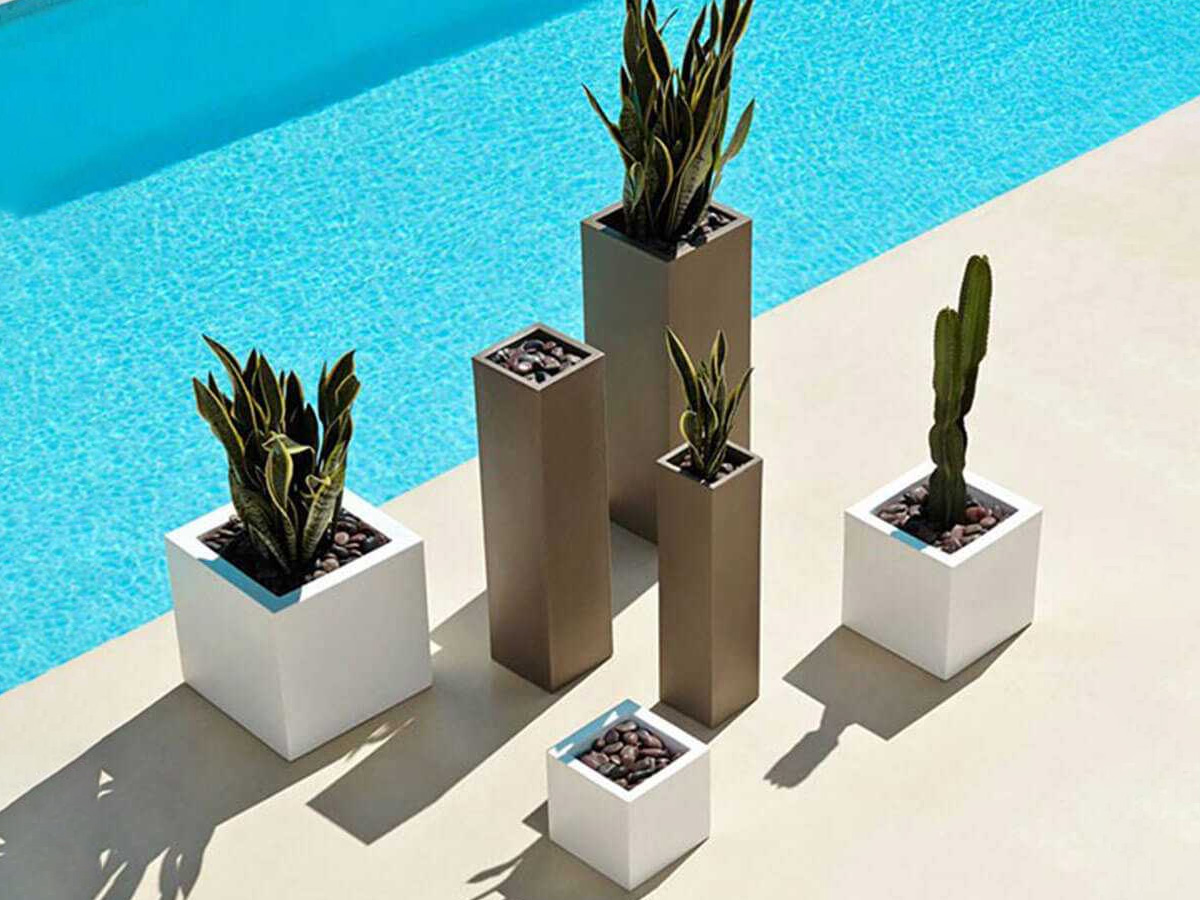 https://objectstorage.ap-seoul-1.oraclecloud.com/n/cnk6gaix2gpw/b/loqoqo-conv/o/vondom/cubo-pot-80-self-watering/cubo-planter-vondom-outdoor_2.jpg