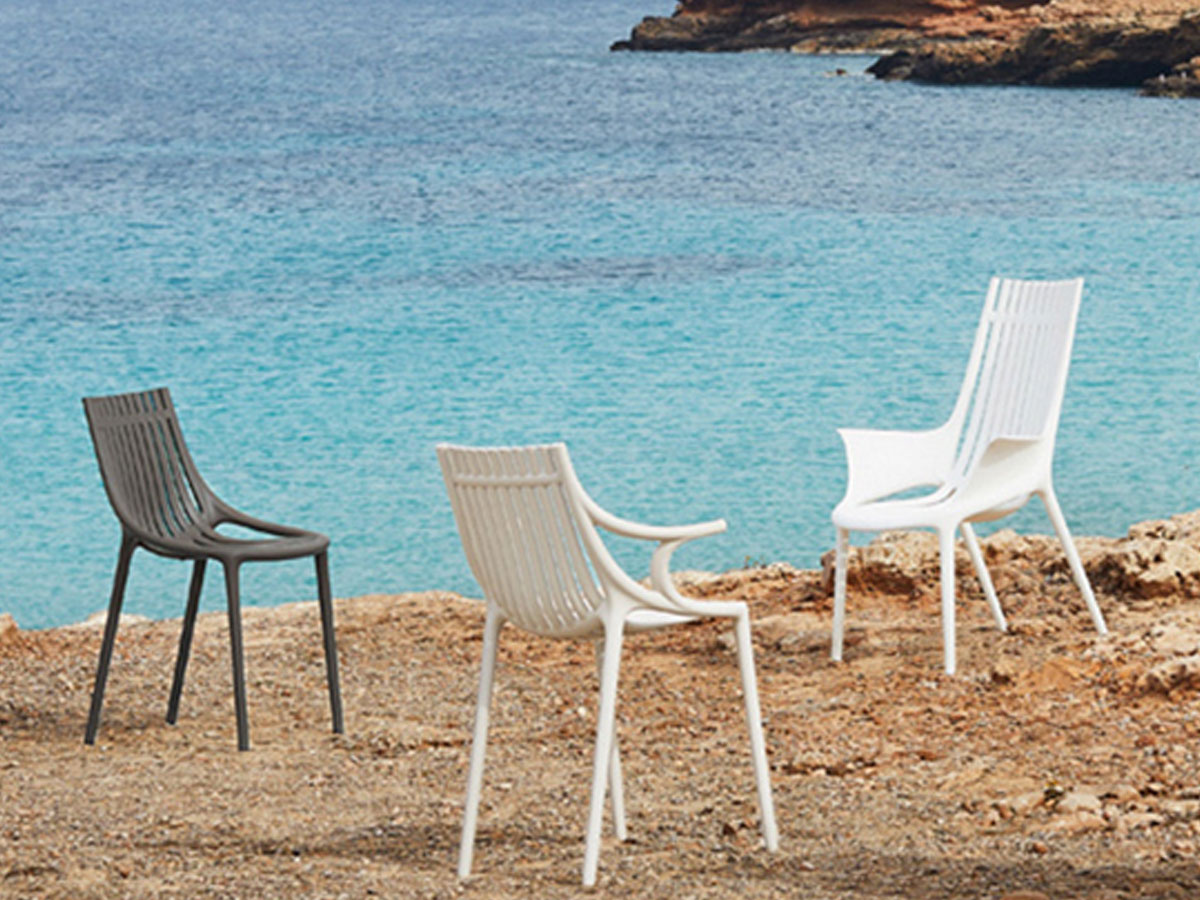 https://objectstorage.ap-seoul-1.oraclecloud.com/n/cnk6gaix2gpw/b/loqoqo-conv/o/vondom/ibiza-chair-with-arms/contesto-vondom.jpg