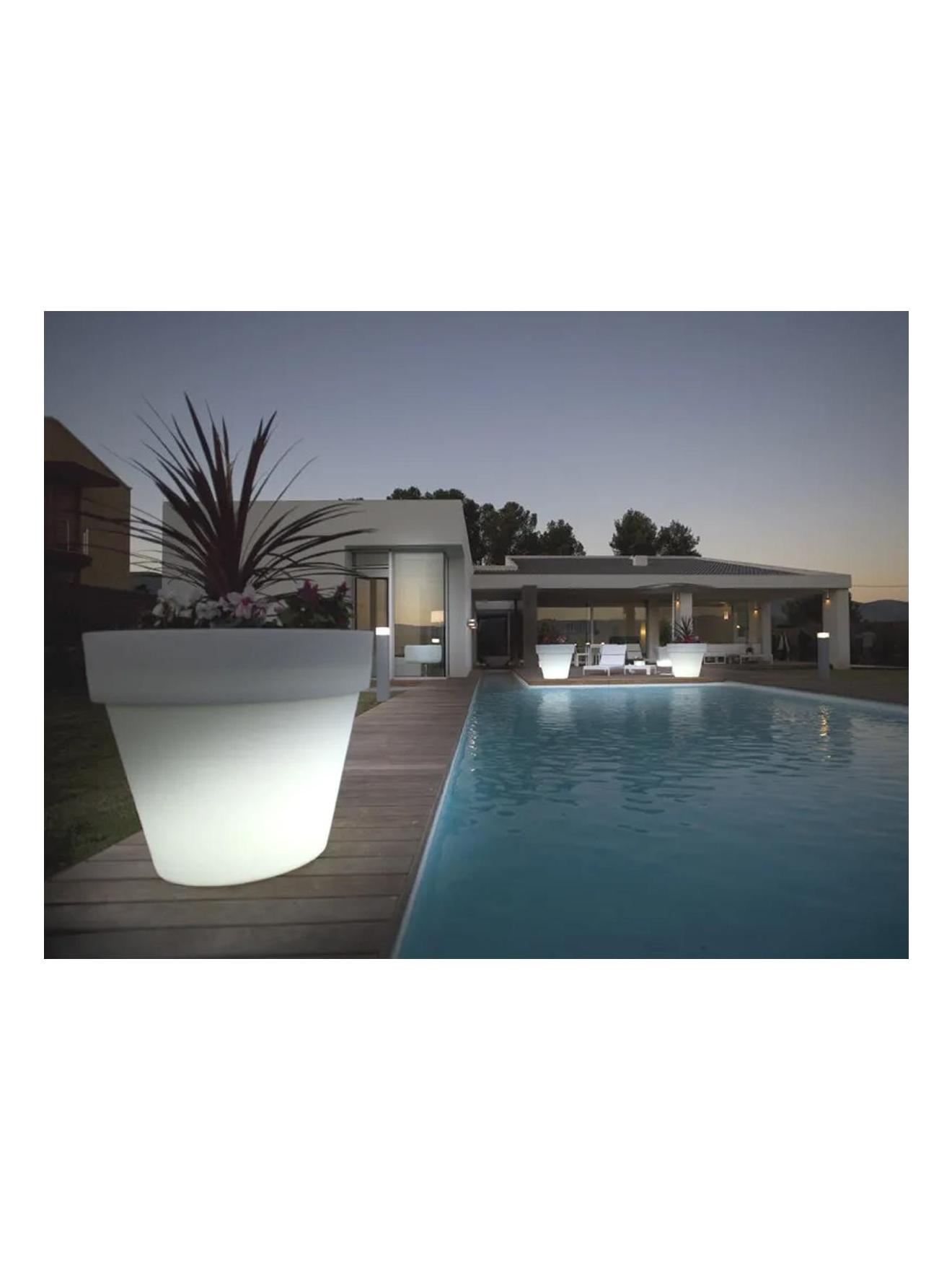 https://objectstorage.ap-seoul-1.oraclecloud.com/n/cnk6gaix2gpw/b/loqoqo-conv/o/vondom/maceta-planter-led-o-60/maceta-led-planter-vondom-ice-outdoor.jpg