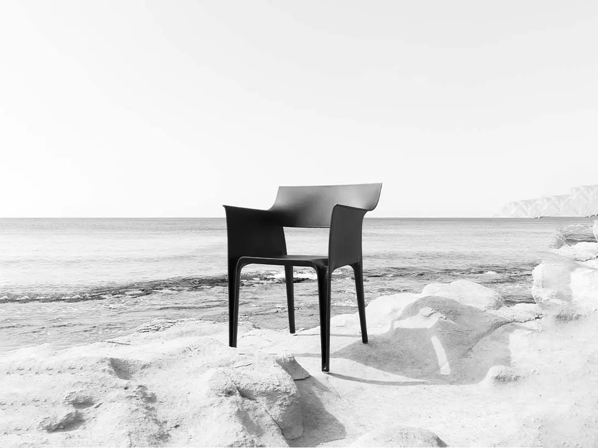 https://objectstorage.ap-seoul-1.oraclecloud.com/n/cnk6gaix2gpw/b/loqoqo-conv/o/vondom/pedrera-chair/pedrera-chair-vondom-black-outdoor_1.jpg