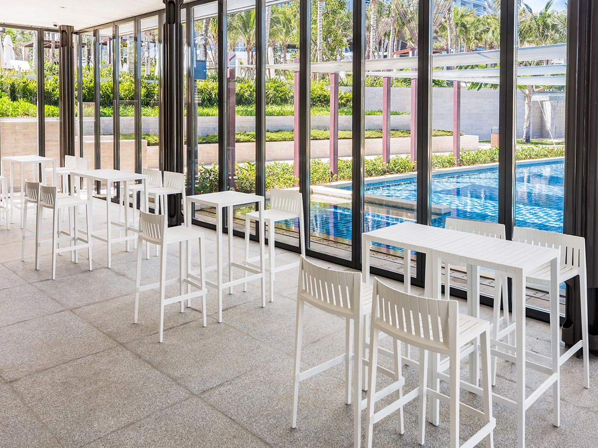 https://objectstorage.ap-seoul-1.oraclecloud.com/n/cnk6gaix2gpw/b/loqoqo-conv/o/vondom/spritz-counter-stool/spritz-counter-stool-vondom-outdoor.jpg