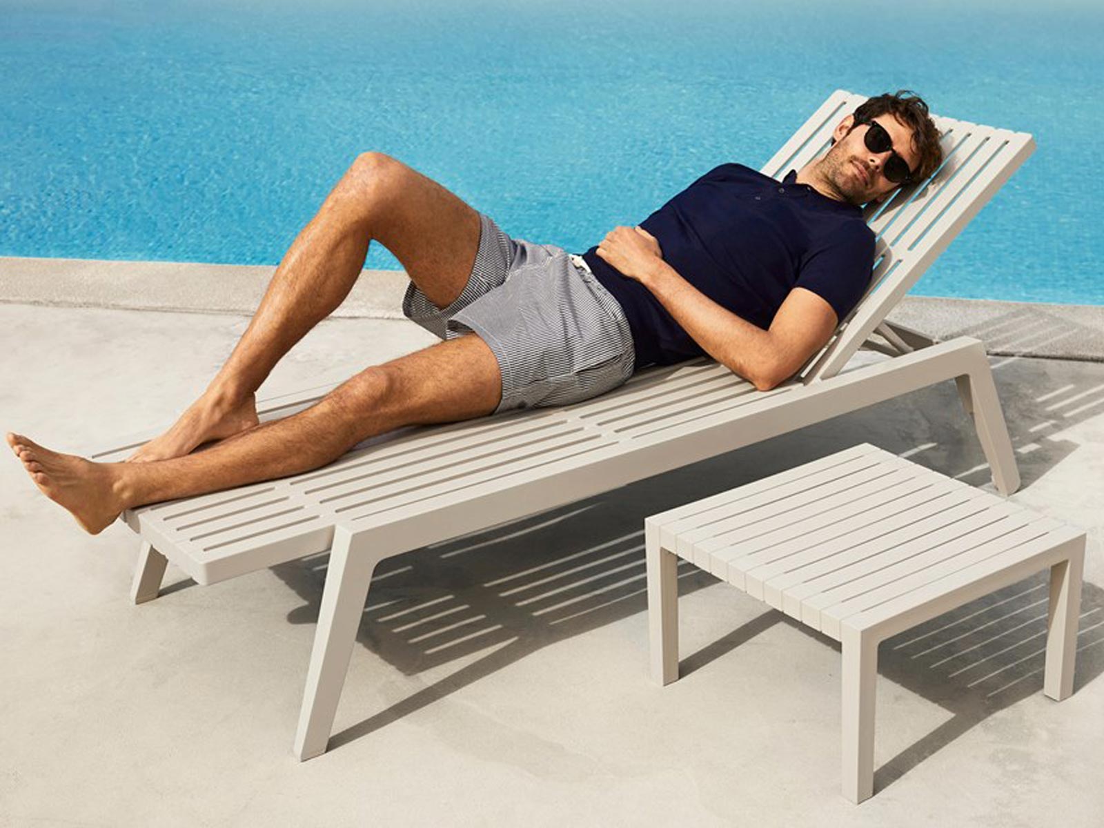https://objectstorage.ap-seoul-1.oraclecloud.com/n/cnk6gaix2gpw/b/loqoqo-conv/o/vondom/spritz-sun-lounger-table/tumbona2_1.jpg