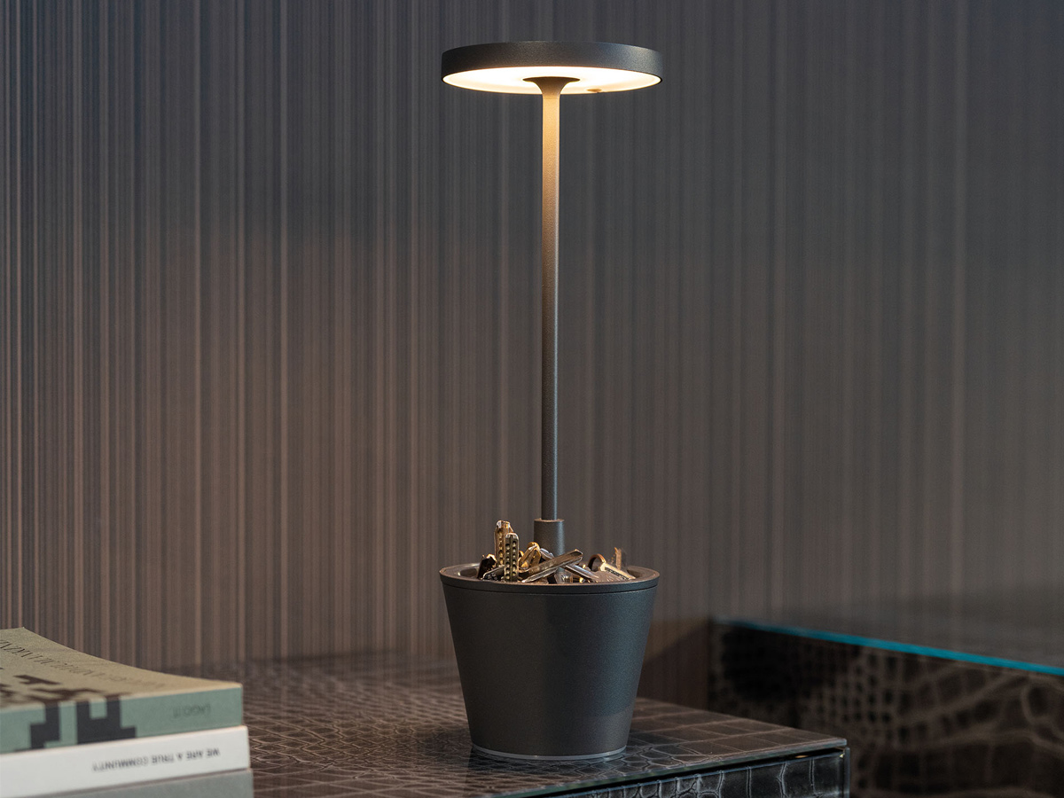 https://objectstorage.ap-seoul-1.oraclecloud.com/n/cnk6gaix2gpw/b/loqoqo-conv/o/zafferano/poldina-reverso-table-lamp/Poldinareverso2.jpg