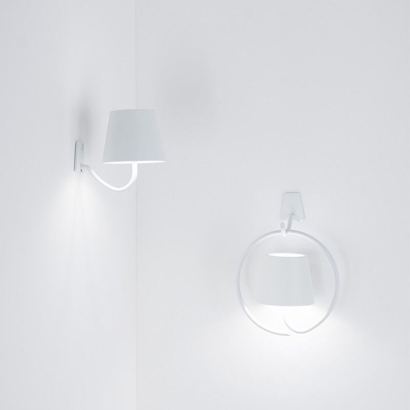 https://objectstorage.ap-seoul-1.oraclecloud.com/n/cnk6gaix2gpw/b/loqoqo-conv/o/zafferano/poldina-white-battery-wall-led-lamp-with-hook/65582.jpg
