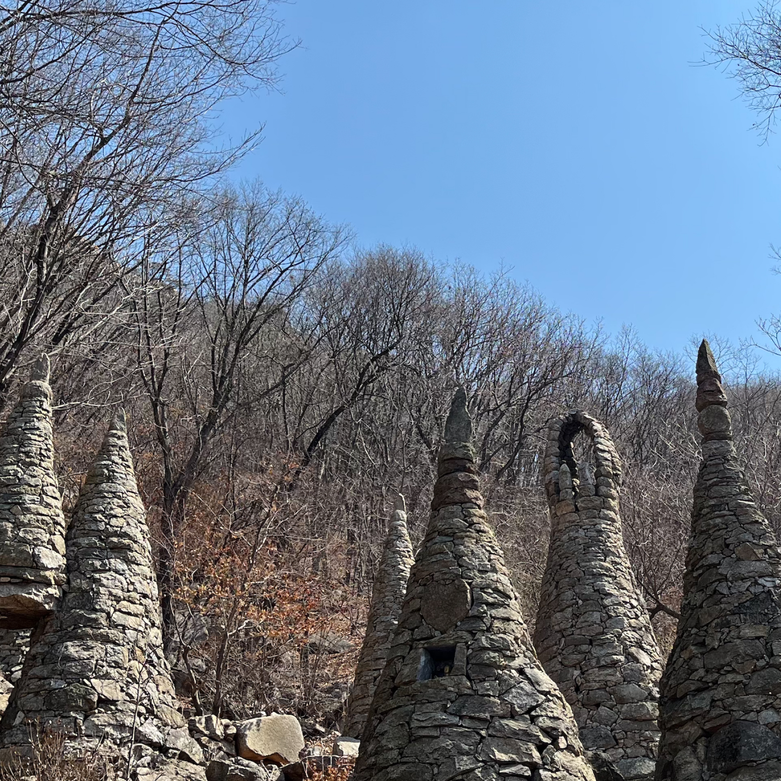 감악능선 계곡길의 보리암 돌탑