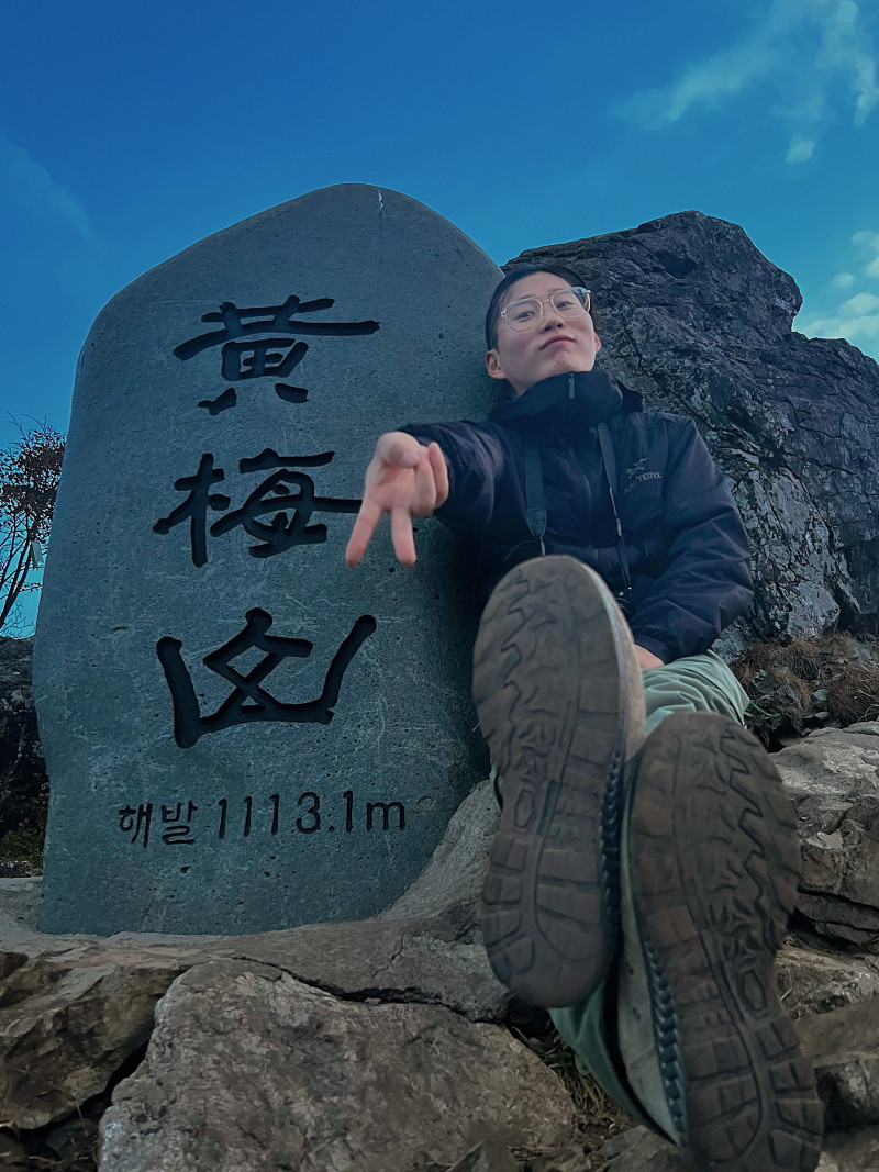 황매산
< 경상남도 합천군 황매산 >
⛰️전체 산행 루트⛰️
들머리 : 오토캠핑장주차장
날머리 : 동일
산행거리 :4.5km
산행코스 : 주차장 -억새능선 - 정상(1,113m)
❤️🔥산행난이도 : 쉬움
⏰산행시간 :2시간(운동시간)
🚘 주차장: 오토캠핑장주차장
🛣️네비: 황매산공원길 331
🅿️ 주차요금: 3000원
🚻 화장실: 유
🚸 입산 가능 시간 🚸
동절기(11월~익년 3월) 00:00 ~ 24:00
하절기(4월~11월) 00:00~24:00
🌾 억새 기간 🌾
9월중순 ~ 11월초
✅ 황매산정상해발까지 1,113m 이지만 해발800m에 위치한 미리내파크주차장 있어서 오르기 간편합니다, 주차장에서 10분만 오르면 바로 억새 능선뷰를 볼 수 있어 일반인,아이들까지 접근하기 쉬워요
✅ 10월21일 - 10월29일 까지 제2회 황매산축제기간 입니다
✅ 황매산오토캠핑장주차장은유료,(주차비3000원 기본4시간) 미리내피크주차장은 무료 입니다
✅ 억새,철쭉 군락지 유명한장소이기에 일반인,아이들들도 편하게 다녀올수 있으며, 소풍 피크닉 등 주말에 많이 몰리기 때문에 일찍 가시는게 좋습니다