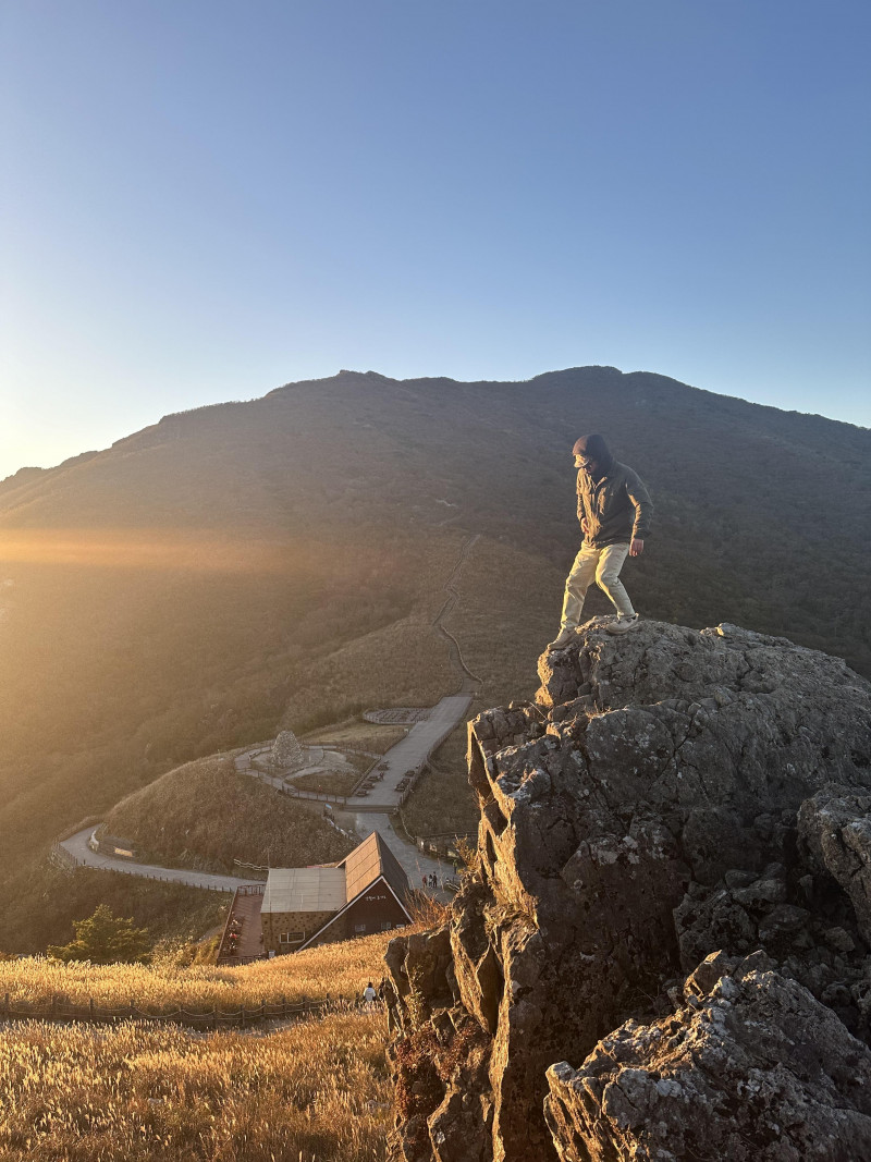 간월재 억새산행
<울산 울주군 간월재 >
⛰️전체 산행 루트⛰️
들머리 : 한국 사슴농장
날머리 : 동일
산행거리 : 13.2km
산행코스 : 한국사슴농장 - 임도길 - 간월재 - 원점회귀
❤️🔥산행난이도 : 쉬움
⏰산행시간 : 3시간(운동시간)
🚘 주차장: 배내2공영주차장(한국사슴농장)
🛣️네비: 울산 울주군 상북면 이천리 855
🅿️ 주차요금: 무
🚻 화장실: 유
🚸 입산 가능 시간 🚸
동절기(11월~익년 3월) 00:00 ~ 24:00
하절기(4월~11월) 00:00~24:00
🌼 억새 시기 🌼
개화시기: 9월말
만개시기: 10월초중순
✅ 등산로 입구쪽에 김밥,생수,컵라면,오뎅 팔고있으니 현금만 있으면 오케이
✅ 간월재까지 임도길이기 때문에 운동화&트레킹화 신고 가면 좋습니다
✅ 간월재까지 등린이 초보들도 1시간30분이면 충분히 올라 갈 수 있습니다(초보자코스 추천‼️)
✅ 정상에가면 간월재대피소(화장실 있어요)
✅ 간월재휴게소(라면,음료,아이스크림 팔아요)
⏰운영시간은 10:00 - 16:40분까지
✅ 일출 보고싶은분들은 간월재에서 간월산 올라가는테크길 까지 쭉 올라기시면 잘보입니다
✅ 가을철에는 바람이 무척 많이 불어요, 꼭 겉옷 바람막이 챙기세요
간월재 일출이지~