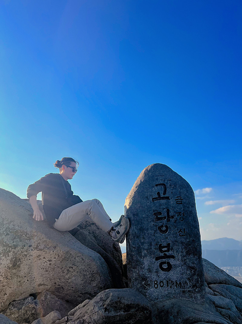 금정산고당봉
< 부산 광역시 금정산 고당봉>
⛰️전체 산행 루트⛰️
들머리 : 범어사
날머리 : 동일
산행거리 :3km
산행코스 : 범어사 - 내원암 - 고당봉(801m)
❤️🔥산행난이도 : 보통
⏰산행시간 :1시간45분(운동시간)
🚘 주차장: 범어사4주차장
🛣️네비: 범어사로 250 범어사
🅿️ 주차요금: 3000원
🚻 화장실: 유
🚸 입산 가능 시간 🚸
동절기(11월~익년 3월) 00:00 ~ 24:00
하절기(4월~11월) 00:00~24:00
✅ 제일 빠른코스는 내원암에서 시작 범어사4주차장지나 계속올라 갈수있습니다 비포장도로이기에 타이어 너덜너덜 할수도,,,?
✅ 느슨하게 오르는 경사이기때문에 누구라도 쉽게 오를수 있지만 정상까지600m 남짓 부터 급경사 입니다
✅ 금샘 포토존 보고 가실분들은 꼭 북문방향으로 하산하기 바랍니다
✅ 정상 주변은 사방이 확트여 있어서 일출, 일몰 보기 참 좋습니다
✅ 오후5시이후부터는 범어사 주차비 안받습니다 일몰산행가시는분 꿀팁~