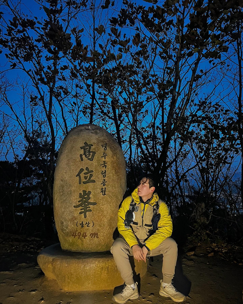 경주남산 고위봉
< 경상북도 경주시 남산 고위봉>
⛰️전체 산행 루트⛰️
들머리 : 염불사지
날머리 : 동일
산행거리 : 8.5km
산행코스 : 염불사지 - 칠불암 - 신선암 - 고위봉(494m)
❤️🔥산행난이도 : 보통
⏰산행시간 :2시간30분(운동시간)
🚘 주차장: 염불사지 삼층석탑
🛣️네비: 경북 경주시 남산동 1129-3
🅿️ 주차요금: 무
🚻 화장실: 유
🚸 입산 가능 시간 🚸
동절기(11월~익년 3월) 05:00~14:00
하절기(4월~11월) 04:00~15:00
✅ 칠불암 주차장은 총2군데 있어요, (남산동 공영주차장,약300m 더 들어가면 염불사지주차장)
✅ 국립공원 초입구와 칠불암쪽이 화장실있으면 칠불암에는 약수터&커피자판기까지 있습니다☕️
✅ 칠불암에서 200m 만 더올라가면 신선암(마애보살반가상) 일출 명소가 나옵니다, 겨울철과여름철 일출 위치가 틀려서 여름철에 오시면 이쁜 구도가 나와서 좋습니다,
✅ 신선암에서 고위봉가는길에 경주시내뷰 보이는구간이 있는데 거기가 처음이자마지막,,뷰 볼수있는곳입니다,,, 고위봉은 주변이 나무에 둘러쌓여서 볼거리가 없답니다🥹
✅ 블랙야크인증하러오시는분들은 고위봉이아닌 금오봉으로 가셔야해요‼️