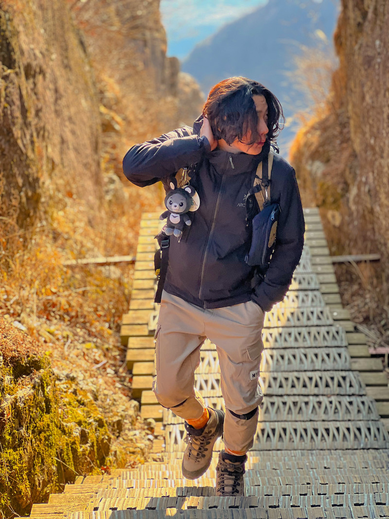 구미 금오산
< 경상북도 구미시 금오산 >
⛰️전체 산행 루트⛰️
들머리 : 금오산공영1주차장
날머리 : 동일
산행거리 : 7.5km
산행코스 : 금오산공영주차장 -> 돌탑 -> 금오산성 -> 대혜폭포 -> 할딱고개 -> 현월봉(976m) -> 약사암 -> 원점회귀
❤️🔥산행난이도 : 보통
⏰산행시간 : 3시간(운동시간)
🚘 주차장: 금오산 제1주차장
🛣️네비: 경북 구미시 남통동
🅿️ 주차요금: 1500원
🚻 화장실: 유
🚸 입산 가능 시간 🚸
동절기(11월~익년 3월) 00:00~18:00 이전
하절기(4월~11월) 00:00~17:00 이전
📌 금오산 하산시간 안내 📌
✅ 금오산 제일 가까운 주차장은 오전7시이전에 가셔야지 자리 있습니다, 주말에는 사계절 상관없이 많은 사람들이 오기때문에 일찍올것‼️
✅ 3분만올라가면 케이블카 탑승장 있지만 비추천드려요, 그렇게 많이 올라가지않아요,,
✅ 대혜폭포 도착하면 오른쪽으로 조금만올라가면 도선굴이 나와요, 이쁜사진 남기고 싶은분은 꼭 다녀가세요
✅ 대혜폭포 왼쪽에는 소문으로 무성한 깔딱고개가아닌,,할딱고개가 여러분 맞이할겁니다 끝없는 무성한 계단지옥 시작
✅ 중간중간에 여기저기 공사현장길이라고 폐쇠된곳이 많습니다, 성안,약사암으로도 내려가는거 금지된 상태
다음네 공사가 끝나면 약사암아래쪽 갈림길에 오형돌탑,마애여래입상 까지보고 내려가시는 좋습니다
✅ 금오산은 단풍코스로 유명한곳 이므로 바닥에 낙엽이 정말 많아서 스틱이 꼭 필수예요(내년가을에 꼭오시길)