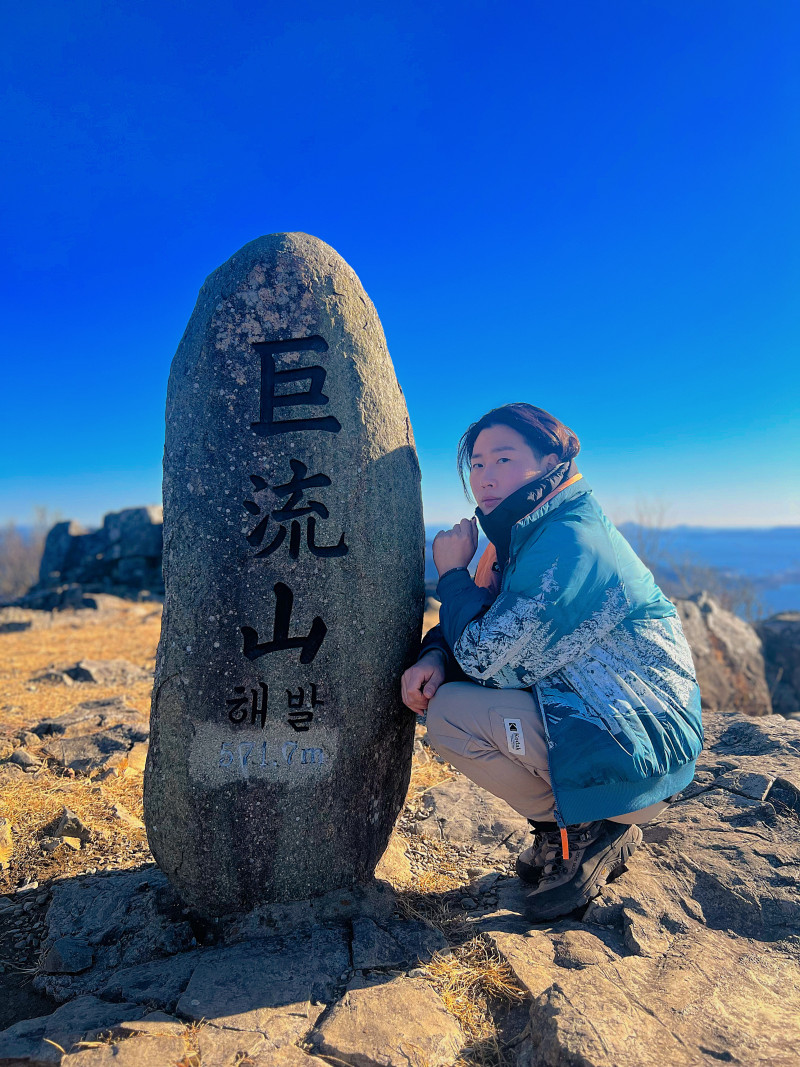 고성 거류산
< 경상남도 고성군 거류산 >
⛰️전체 산행 루트⛰️
들머리 : 거류면
날머리 : 동일
산행거리 : 1.2km
산행코스 : 거류면산길 - 테크계단 - 거류산성 - 거류산(571.7m)
❤️🔥산행난이도 : 쉬움
⏰산행시간 : 40분(운동시간)
🚘 주차장: 고성군 거류면
🛣️네비: 경남 고성군 거류면 감서2길 155
🅿️ 주차요금: 무
🚻 화장실: 무
🚸 입산 가능 시간 🚸
동절기(11월~익년 3월) 00:00 ~ 24:00
하절기(4월~11월) 00:00~24:00
✅ 운전이 미숙하시거나 자신이 없다면 차량으로 올라가는것은 비추입니다.(최단코스)
✅ 일반적으로 엄홍길 전시관 들머리 정상루트로 많이들 시작 합니다 (4시간코스)
✅ 정상에서 한반도 지형 바다뷰를 감상 하실수 있어요( 일출산행 강추🌅) 반대편은 논밭뷰 볼 수 있어요
✅ 블랙야크+100대명산 & 백패킹 추천 합니다‼️
✅ 한국의 “마터호른” 여기 꼭 가보자