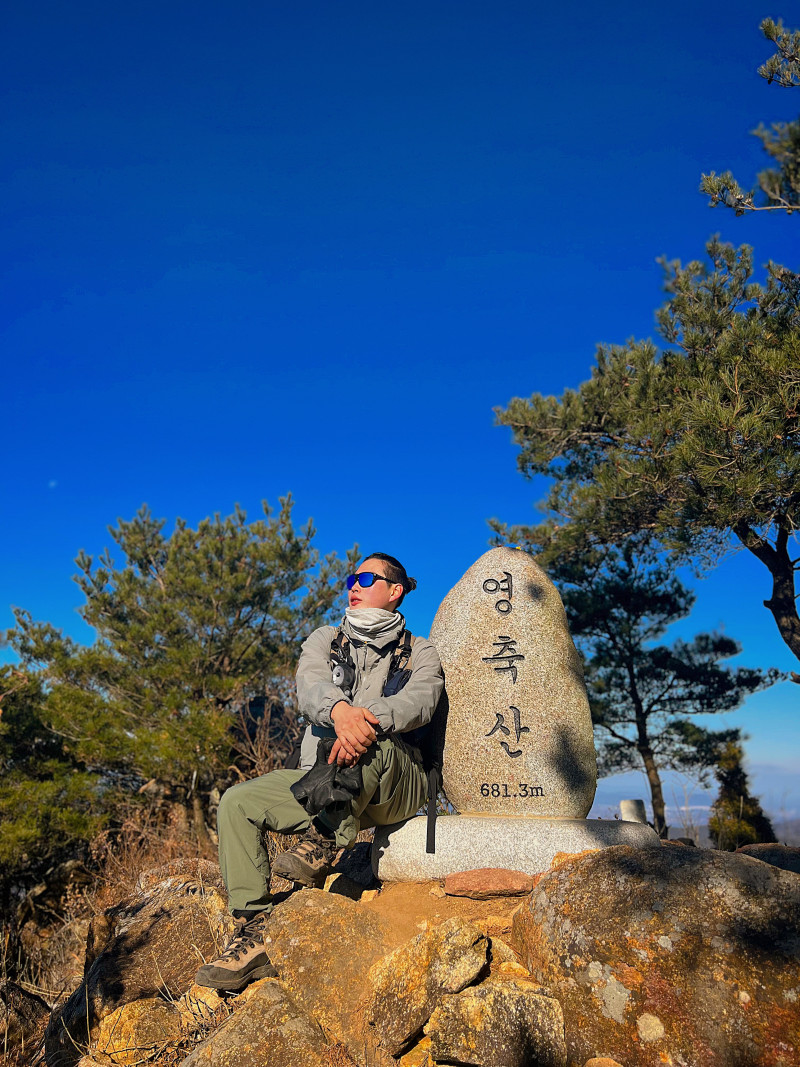 창녕 영축산
< 경상남도 창녕군 영축산 >
⛰️전체 산행 루트⛰️
들머리 : 법성사
날머리 : 동일
산행거리 : 7.1km
산행코스 : 법성사 - 충효사 - 갈림길 - 영축산 - 갈림길 - 꼬갈봉 - 갈림길 - 영축산 - 고래바위 - 암릉능선 - 숲길 - 법성사
❤️🔥산행난이도 : 보통
⏰산행시간 : 3시간20분(운동시간)
🚘 주차장: 법성사주차장
🛣️네비: 경남 창녕군 계성면 계성화왕산로 188
🅿️ 주차요금: 무료
🚻 화장실: 있음
🚸 입산 가능 시간 🚸
동절기(11월~익년 3월) 00:00~24:00 이전
하절기(4월~11월) 00:00~24:00 이전
✅ 오늘 소개해드린곳은 영남알프스 영축산 아닌, 창녕에 있는 영축산(영취산) 라고 합니다
✅ 시작점은 법성사부터 시작했지만 최단코스나 좀 더 편하게 가고싶은분은 법성사지나 충효사까지 운전해서 올라오시면 됩니다(임도길2.6km 감소)
✅ 충효사의간판스타 영축산 안내견 몽이 🐕 등산객을 맞이하며, 등산 초보자에게는 완만한 쉬운 길로,
등산 숙련자들에게는 정상에 빠르게 진입하는 암벽코스로 안내해준답니다.
✅ 영축산 정상 0.2km 남은 구간부터는 암릉 로프 등반이 있으며, 정상부근이는 화왕산 관룡산 등 멋진 창녕 스팟을 볼 수 있어요(경주신선암 일출스팟 비슷합니다)
✅ 영축산 정상 비석 뒷편으로 조금만 내려 가시면 유명한 고래바위가 있으면 그대로 쭉 하산할 경우 다양한 동물 바위 겸 암릉능선 하산을 맛 볼 수 있어요(하산길은 비추천❌)
✅ 인스타 이쁜 등산시진 남기고 싶은분들에게 추천 드리는 코스는( 충효사 - 영축산정상일출 - 고래바위 - 원점회귀) 추천 드리겠습니다
✅ 혹시 변봉(꼬깔봉) 궁금하신분들은 꼬깔콘과자 상상하시면 될거예요,, 😁