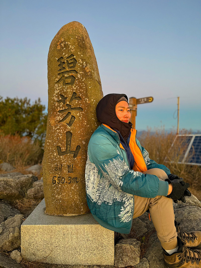 통영 벽방산 일출
< 경상남도 통영시 벽방산 >
⛰️전체 산행 루트⛰️
들머리 : 안정재
날머리 : 동일
산행거리 : 1.4km
산행코스 : 안정재(안정리) - 정상
❤️🔥산행난이도 : 쉬움
⏰산행시간 : 1시간(운동시간)
🚘 주차장: 안정사
🛣️네비: 경남 통영시 광도면 안정1길 363
🅿️ 주차요금: 2000원
🚻 화장실: 있음
🚸 입산 가능 시간 🚸
동절기(11월~익년 3월) 00:00~24:00 이전
하절기(4월~11월) 00:00~24:00 이전
✅ 오늘 소개해드린곳은 블랙야크 100대 명산플러스 통영에 위치한 “벽방산” 입니다
✅ 시작점은 안정사 네비로 검색 하면 주차장이 나옵니다(화장실 꼭 들리기) 기본적으로 여기서주차를하고 오르지만 산길이 잘되어 있어서 차로도 어느정도 올라 갈수 있는 최단코스가 되겠습니다
✅ 산길을 15분 가량올라가다보면 공터 생활체육 시설이 보여요! 여기에 차를 주차하시고 벽방산 표지판&이정표 잘 찾아보시고 오르세요!!
✅ 계단 조금올라가시면 초소가 나오고 거기에서 바다뷰가 조금씩 나오기 시작할꺼예요!!🏚️
✅ 정상에 오르시면 반대편 고성 거류산이보이고, 날씨 깨끗한날에는 샤랑도 까지 보이답니다🏝️
✅ 벽방산 일출로도 추천 드리지만 가급적이면 일몰코스(홍류마을) 벽방산 제2경 “옥지응암” 꼭 다녀오시길 권장드립니다