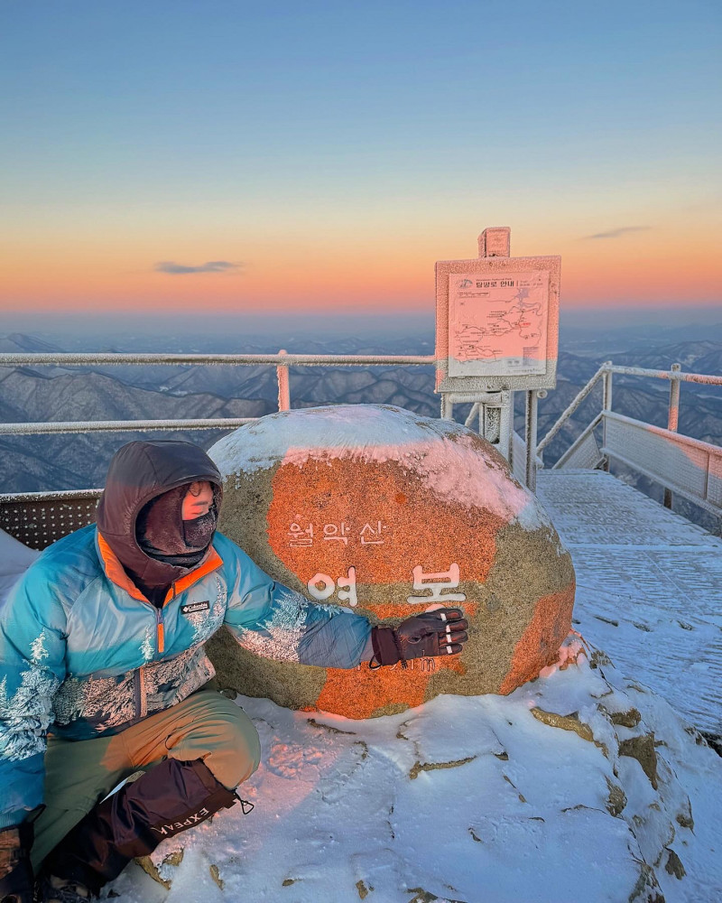 월악산 일출&설산
< 충청북도 제천시 월악산 영봉>
⛰️전체 산행 루트⛰️
들머리 : 신륵사
날머리 : 동일
산행거리 : 6.2km
산행코스 : 신륵사 - 계단병창길 - 영봉
❤️🔥산행난이도 : 어려움
⏰산행시간 : 4시간(운동시간)
🚘 주차장: 신륵사
🛣️네비: 충북 제천시 덕산면 월악산로4길 180
🅿️ 주차요금: 없음
🚻 화장실: 있음
🚸 입산 가능 시간 🚸
동절기(11월~익년 3월) 05:00~13:00 이전
하절기(4월~11월) 04:00~14:00 이전
✅ 오늘 소개해드린곳은 블랙야크 100대 명산플러스 충북 제천시에 위치한 “월악산 영봉” 입니다
✅ 시작점은 최단코스&계단지옥 신륵사 코스 입니다
✅ 평지 임도길 1km 걸으면서 하체 예열 하고 나면 본격적인 지옥 경사가 시작됩니다(짧으면서 빡심😱)
✅ 오르는길에 뷰는 딱히 이쁘다고 할 만 한곳은 없다, 오르고 암릉을 지나 끝없는 천국의계단이 나올때 비로서 조망을 볼 수 있다,
✅ 영봉에서 조망되는 충주호의 풍경은 언제나 최고!
멀리 계명산과 악어섬도 보이고 바로 앞 중봉도 지척에 보이지만 실제로 가는길은 제법 험난하다.
✅ 바람이 한적 없는날에는 정상이서 식사를 권장드리나 매서운 바람이 부는날에는 안전쉼터 부근에서 먹는걸 권장 드립니다
✅ 돌아가는길에 악어봉 들머리 “게으른악어카페” 지나가니 악어봉도 필히 들렸다가기 바랍니다(정식개통내년4월예상)
✅ 그리고 “수안보온천 족욕체험장” 또 꼭 들리세요!!