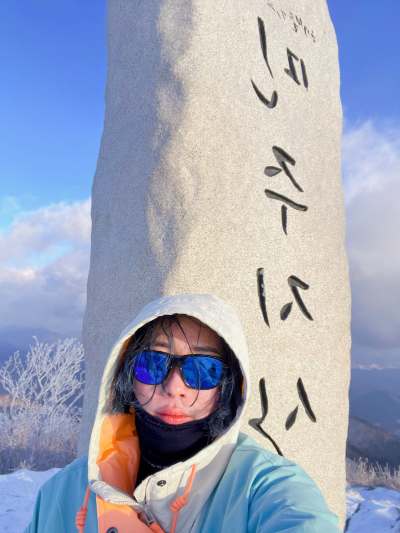 민주지산 겨울
<충정북도 영동군 민주지산>
⛰️전체 산행 루트⛰️
🅿️들머리 : 물한계곡
🅿️날머리 : 동일
📝산행거리 : 9.2km
📝산행코스 : 물한계곡 - 민주지산정상(1.241m)
❤️🔥산행난이도 : 보통~어려움
⏰산행시간 : 3시간30분
🚘 주차장: 물한계곡주차장
🛣️네비: 충정북도 영동군 상촌면 물한리 939
🅿️ 주차요금: 없음
🚻 화장실: 있음
🚸 입산 가능 시간 🚸
동절기(11월~익년 3월) 00:00~24:00
하절기(4월~11월) 00:00~24:00
✅ 오늘 소개해드린곳은 충북 영동에 위치한 “민주지산” 입니다 블랙야크 100대명산 인증지
✅ 들머리 시작점인 물한계곡은 여름,겨울 코스로 유명한곳입니다 겨울철에는 화장실 동파로인해 운영시간이 09:00~18:00 에만 이용할수있습니다
✅ 등산 초입구부터 계곡물과 웅창한 나무들이 많아서 야름에 오면 시원하고 겨울에는 이쁜상고대모습을 볼 수 있습니다
✅ 정상 0.7km 남은 지점부터 가파른 경사가 오르고나면 삼도봉,민주지산 갈림길 주능선이 시작이된다
✅ 민주지산 정상밑에 전망데크도 있고 사방이 열려있어서 겨울철 뷰가 환상적이다, (황악산,덕유산등 보임)
✅ 주로 민주지산에 오면 삼도봉까지 찍고 하산하는경우가 많고 삼도봉쪽에는 백패킹하시는분이 많고 반대로 각호산에는 일출산행지로 명소이기도 하다