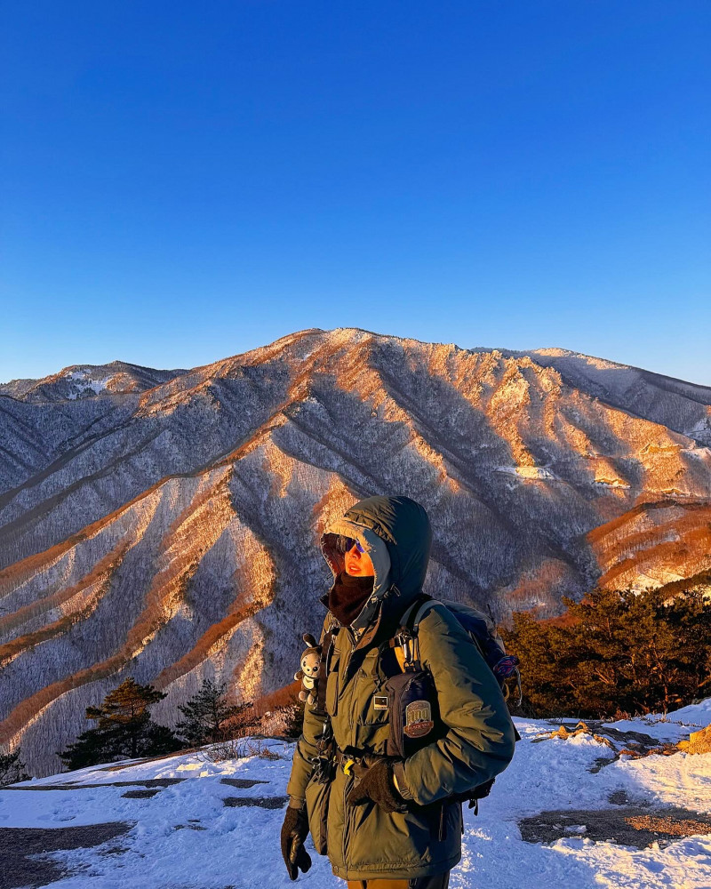 금강산 신선대
< 강원도 설악산 신선대 >
⛰️전체 산행 루트⛰️
🅿️들머리 : 화엄사
🅿️날머리 : 동일
📝산행거리 : 3.5km
📝산행코스 : 화암사 ~ 수바위 ~시루떡바위 ~ 신선대 ~버섯바위(포토존) ~ 화암사
❤️🔥산행난이도 : 쉬움
⏰산행시간 :2시간10분(운동시간)
🚘 주차장: 화엄사 제1주차장
🛣️네비: 강원 고성군 토성면 화암사길 100
🅿️ 주차요금: 유(3000원)
🚻 화장실: 유
🚸 입산 가능 시간 🚸
동절기(11월~익년 3월) 00:00 ~ 24:00
하절기(4월~11월) 00:00~24:00
✅ 등산로 입구 매점 있어요(오픈시간 09시)
✅ 동절기에는 동파로인해 주차장화장실 폐쇠, 화엄사 해우소를 이용하세요
✅ 비산행인 초보자도 오를수 있고 인스타 포토존으로 인기 많은 곳(겨울 산행은 위험 합니다)
✅ 일출산행 추천!!🌅🌞멋진 동해일출를 볼 수 있답니다 그리고, 여유롭게 사진찍고싶은분 일찍 오시는게 좋고 오후에는 해가 울산바위로 넘어가기때문에 어두워요🌚
✅ 겨울철에는 강풍,빙판길 때문에 인스타 포토존 가시는건 비추천 사고날수있어요❌ (스틱,아이젠,방한복필수)