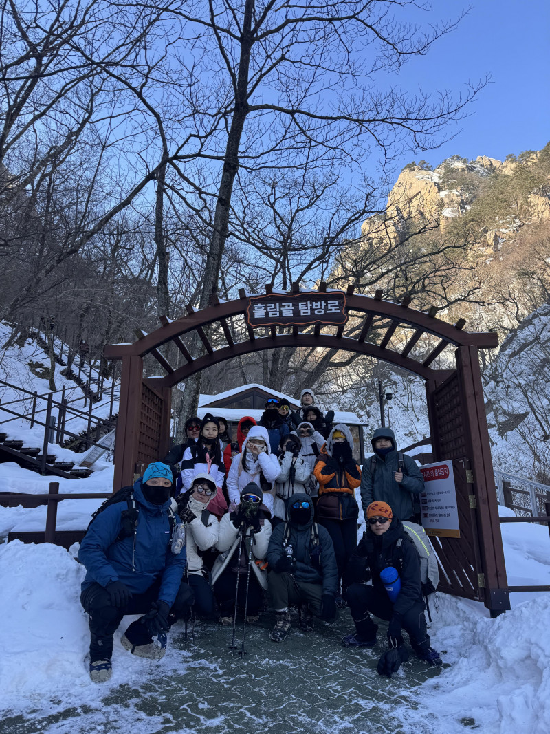 설악산 흘림골
<강원도 설악산 흘림골>
⛰️전체 산행 루트⛰️
🅿️들머리 : 흘림골탐방지원센터
🅿️날머리 : 약수터탐방지원센터
📝산행거리 : 6.3km
📝산행코스 : 흘림골탐방지원센터 ~ 여심폭포 ~ 등선폭포 ~ 십이폭포 ~용소폭포 ~ 용소삼거리 ~ 성국사 ~ 약수터탐방지원센터
❤️🔥산행난이도 : 보통
⏰산행시간 : 3시간30분
🚘 주차장: 오색공영주차장
🛣️네비: 강원 양양군 서면 오색리 421-1
🅿️ 주차요금: 30분마다 600원
🚻 화장실: 있음
🚸 입산 가능 시간 🚸
동절기(11월~익년 3월) 09:00~14:00
하절기(4월~11월) 09:00~14:00
✅ 설악산 흘림골탐방로(흘림골~용소삼거리) 예약제탐방로이니 꼭 예약할것, 일반통행로이기에 역방향못올라갑니다
✅ 개인차로 오실경우(오색공영주차장에 주차후 택시를이용해 흘림골탐방지원센터로 이동할것)
✅ 여름 가을 겨울에도 계곡인기코스로 유명하기 때문에 3계절 전부 다방문하기 추천 드립니다
✅ 들머리에서 등선대까지 오르막이고 그이후에는 쭉 내리막이지만, 겨울철에는 하산길이 매우 위함하오니, 스틱은 꼭 챙길 것!
✅ 등선대 전망대는 꼭 갈 것!( 설악산 한계령 서부능선 대청봉까지 이어지는 산세를 감상 할 수 있습니다)
✅ 흘림골을 테크계단이 잘정비되어있으며, 계곡과 계곡사이에 설악산모습은 대청봉 천불동계곡과 흡사하다
✅ 꼭 흘림골로 가지않더라도 오색~주전골코스(예약❌)만으로 가볍게 다녀오는것도 추천드리기도 합니다