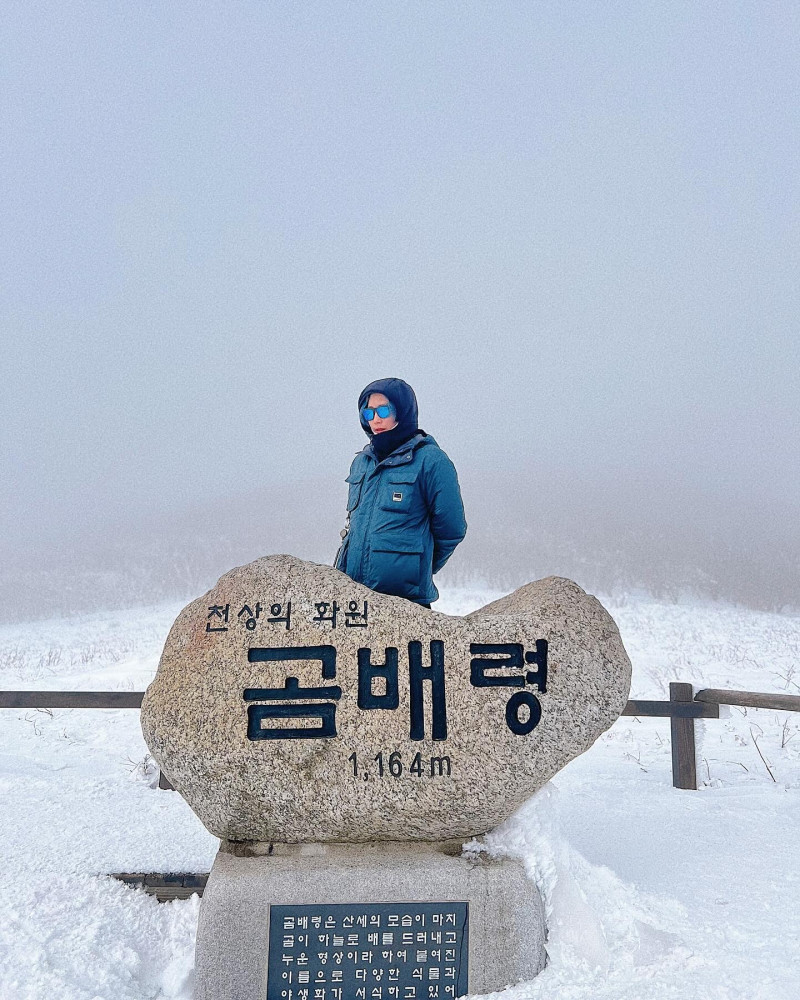 설악산 곰배령
<강원도 인제군 설악산 곰배령>
⛰️전체 산행 루트⛰️
🅿️들머리 : 점봉산 분소
🅿️날머리 : 동일
📝산행거리 : 7.7km
📝산행코스 : 점봉산 분소 - 곰배령(1,424m)
❤️🔥산행난이도 : 보통
⏰산행시간 : 3시간30분
🚘 주차장: 곰배골 주차장
🛣️네비: 강원 인제군 인제읍 귀둔리 692-39
🅿️ 주차요금: 무료
🚻 화장실: 있음
🚸 입산 가능 시간 🚸
동절기(11월~익년 3월) 09:00~11:00
하절기(4월~11월) 09:00~11:00
✅ 설악산 곰배령탐방로예약장소 2군데 입니다
1️⃣ 설악산 국립공원(1인최대10명)
2️⃣산림생태관리센터(1인최대2명)
3️⃣ 하루 입장 제한인원 350명
✅ 한반도 대표적인 원시림 볼 수 있는곳 이므로, 4계절 다보시는걸 추천 드립니다
✅ 시작점은 550m부터 시작이며, 일반인 기준으로 왕복 4시간 소요 됩니다
✅ 곰배령 정상 뒷편에 곰이 누워있는 모습을 볼 수 있다는데,, 진짜 곰 보고싶네요🐻
✅ 하산후에는 겨울,여름 관광지 장소로 잘알려진 인제 자작나무숲도 다녀오시길 추천드리며, 주변에 옛날원대막국수 식당 강추 드릴께요!! 식당에서 자작나무숲까지 3.7km 정도이니 식사도하고 관광지도 가면 🆗