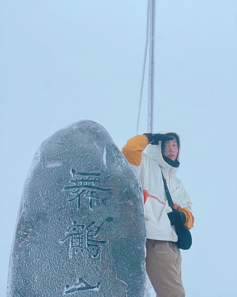 무학산
<경상남도 창원시 무학산>
⛰️전체 산행 루트⛰️
🅿️들머리 : 백운사
🅿️날머리 : 동일
📝산행거리 : 4km
📝산행코스 : 백운사주차장 - 약수터 - 전망대 - 365계단(1) - 서마지기 - 365계단(2) - 정상
❤️🔥산행난이도 : 보통
⏰산행시간 : 2시간20분
🚘 주차장: 백운사 주차장
🛣️네비: 경남 창원시 마산합포구 서원곡1길 220
🅿️ 주차요금: 무료
🚻 화장실: 있음
🚸 입산 가능 시간 🚸
동절기(11월~익년 3월) 00:00~24:00
하절기(4월~11월) 00:00~24:00
✅ 한국 100대명산중 창원에 위치한 “무학산” 높이 해발 761.4m 입니다
✅ 무학산 산행코스는 최단코스이고 주로 자주오르는 서원곡 코스 입니다, 주차장은 백운사 주차장이 등산로에서 제일 가깝고 서원곡주차장에 주차할 경우 20분 산행시간이 추가 됩니다,
✅ 들머리 입구 분식집 및 약수터 2군데 및 산속에있는 헬스장도 있습니다
✅ 무학산은 생각보다 계단이 많은편이고 처음오시는분들은 365계단 하나만있을줄 아시더라구요😗
✅ 진달래시즌에 오시면 서마지기 구간부터 정상까지 진달래 군락지이기도하지만 건너편에 있는 천주산에 절경에 밀려서 다소 아쉽습니다🥹
✅ 정상에는 창원 오션뷰 도시뷰를 만끽 할 수 있으며, 엄청 날씨 좋은날에 지리산 천왕봉도 볼 수 있어요(그날이 언제일지,,,?)